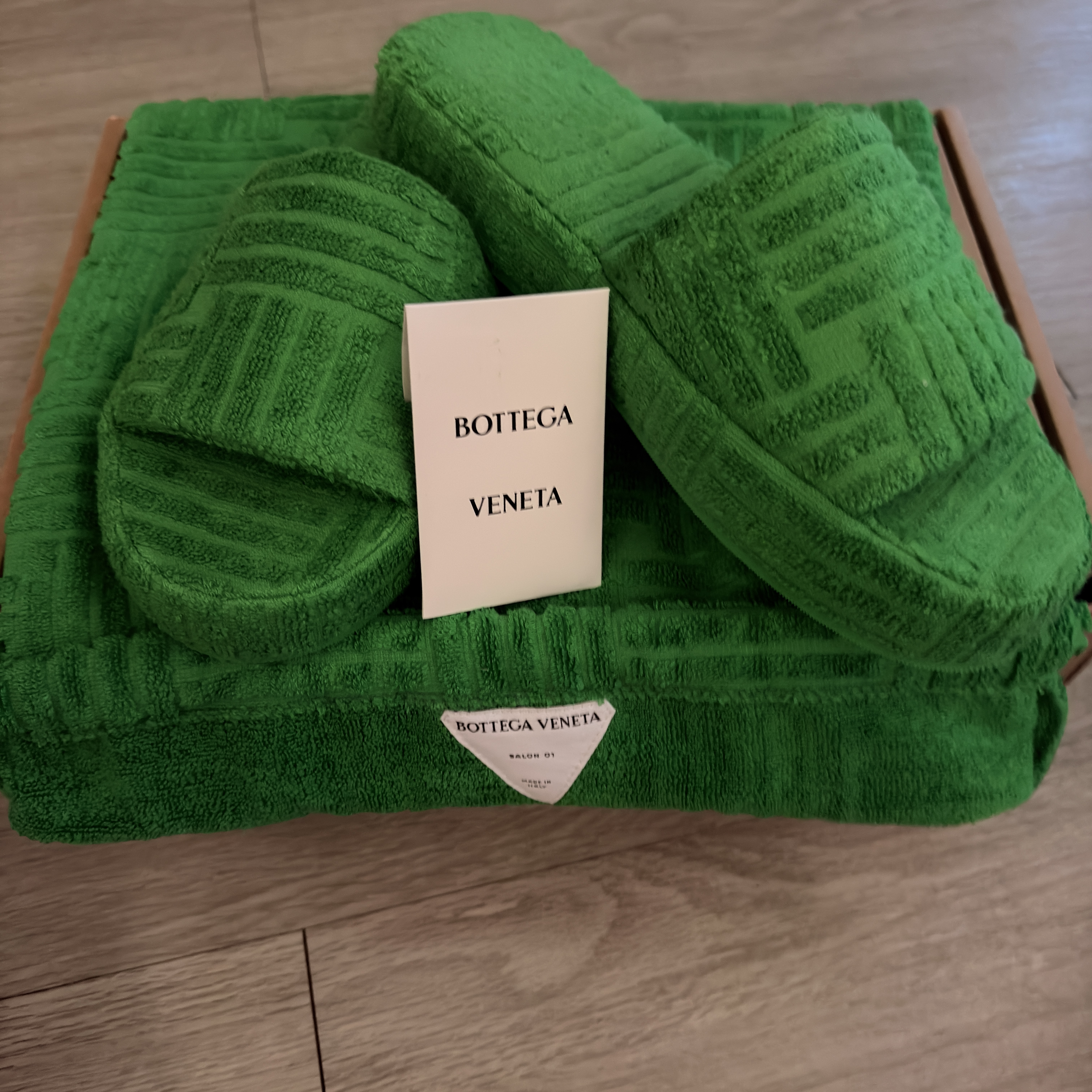 Bottega Veneta Resort Sponge Grass 착용 스타일