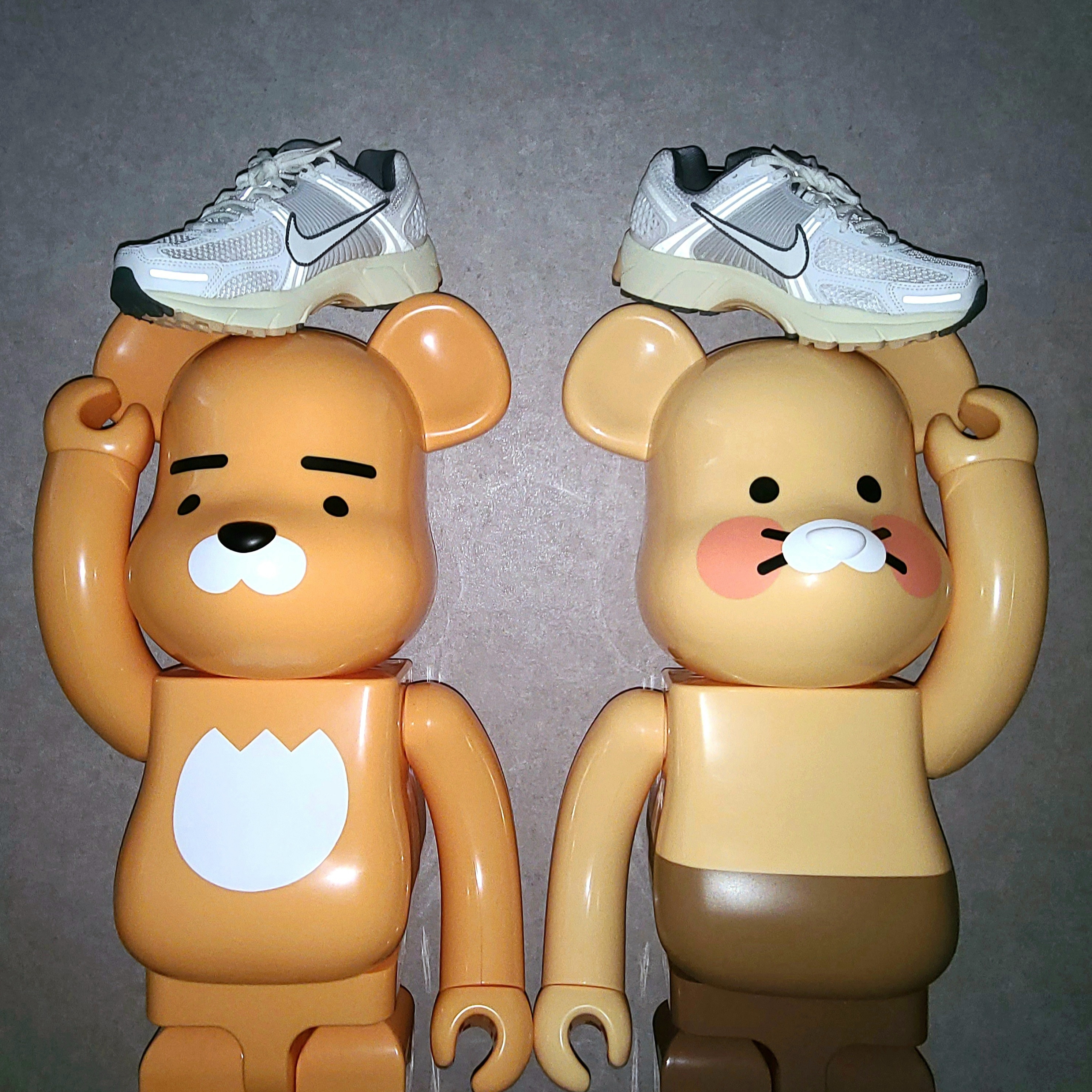 (W) Nike Zoom Vomero 5 White Pure Platinum, Bearbrick x Kakao Friends Ryan 1000% 착용 스타일 - 1