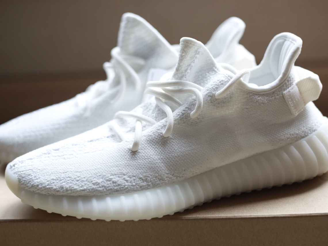 Adidas Yeezy Boost 350 V2 Cream/Triple White 착용 스타일