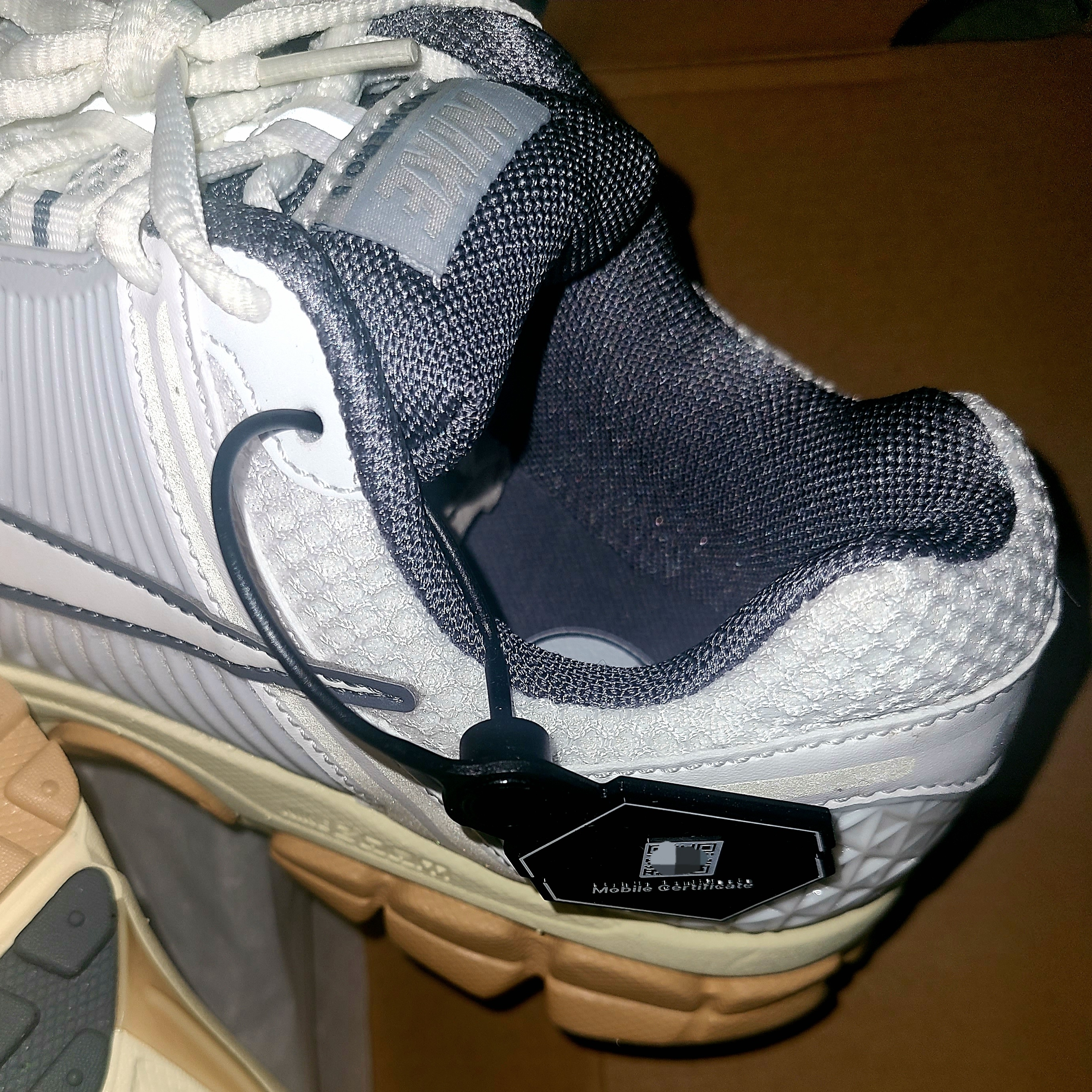 (W) Nike Zoom Vomero 5 White Pure Platinum 착용 스타일 - 3