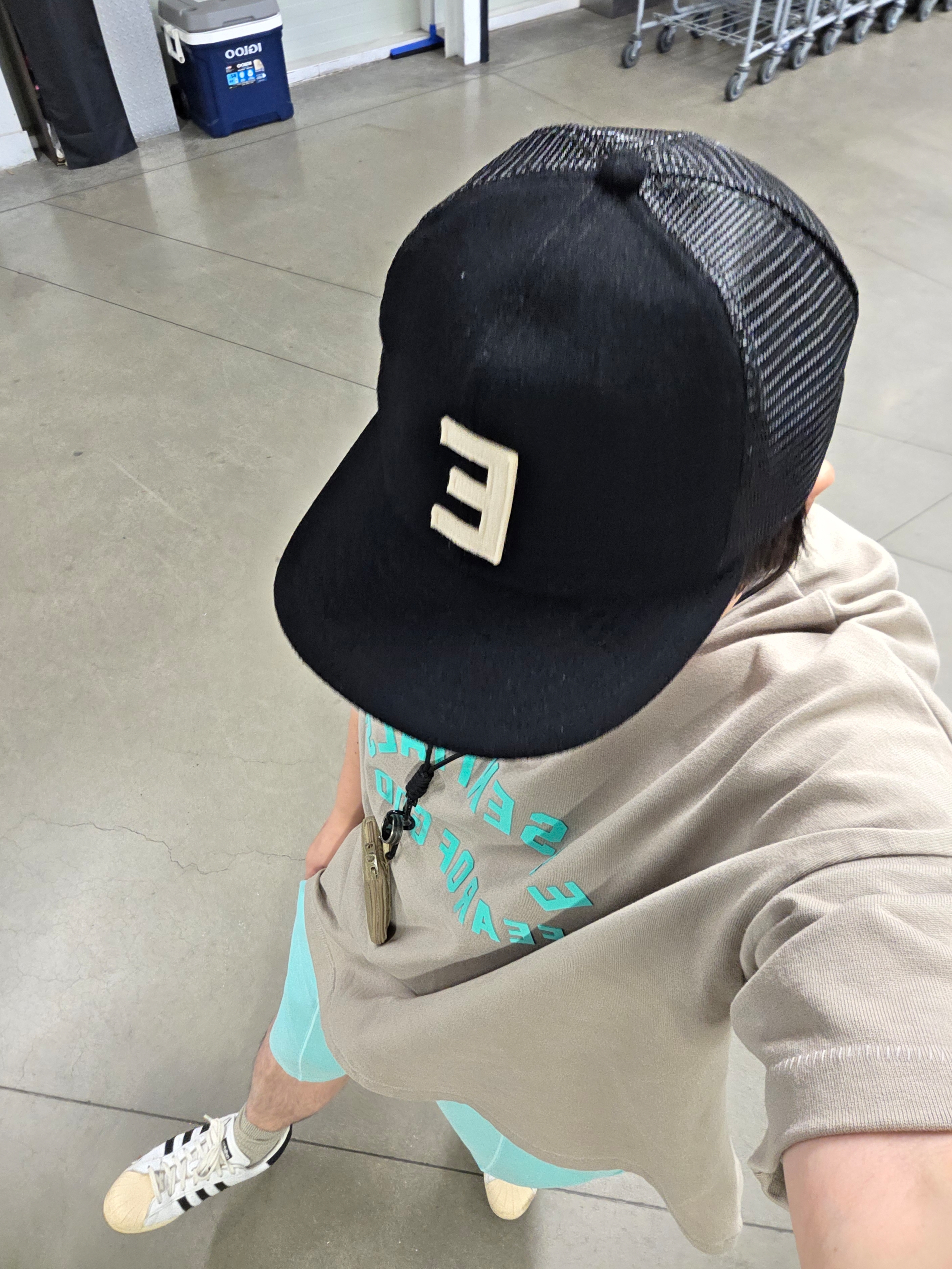Essentials x New Era E Trucker Cap Black, Essentials Heavy Jersey Crewneck T-Shirt Seal - 24SS 착용 스타일 - 1