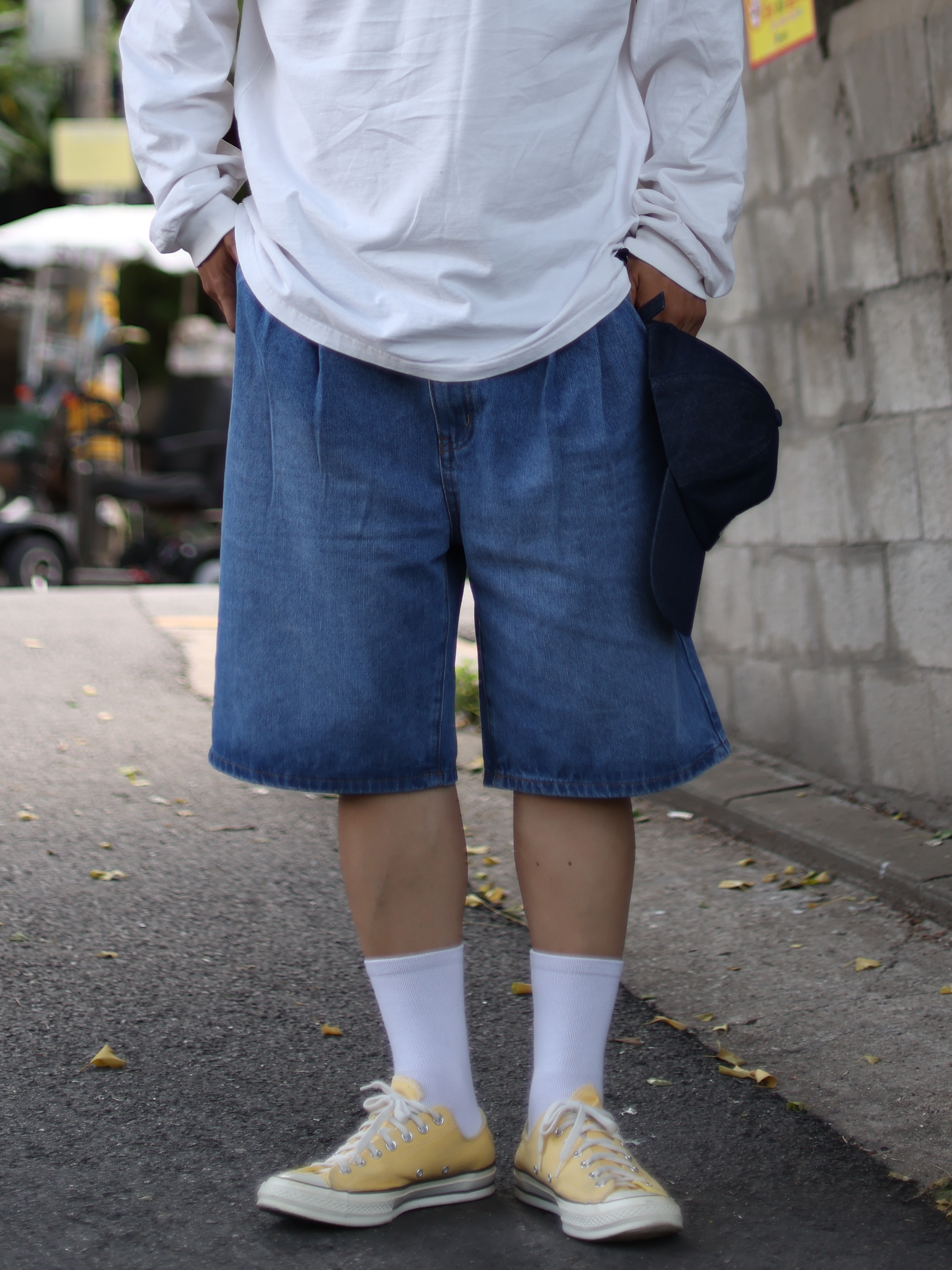 [KREAM 단독][니티드X림박스] Knitted Relaxed Washing Denim Two-Tuck Cinch Back Shorts Washing Blue 착용 스타일 - 4
