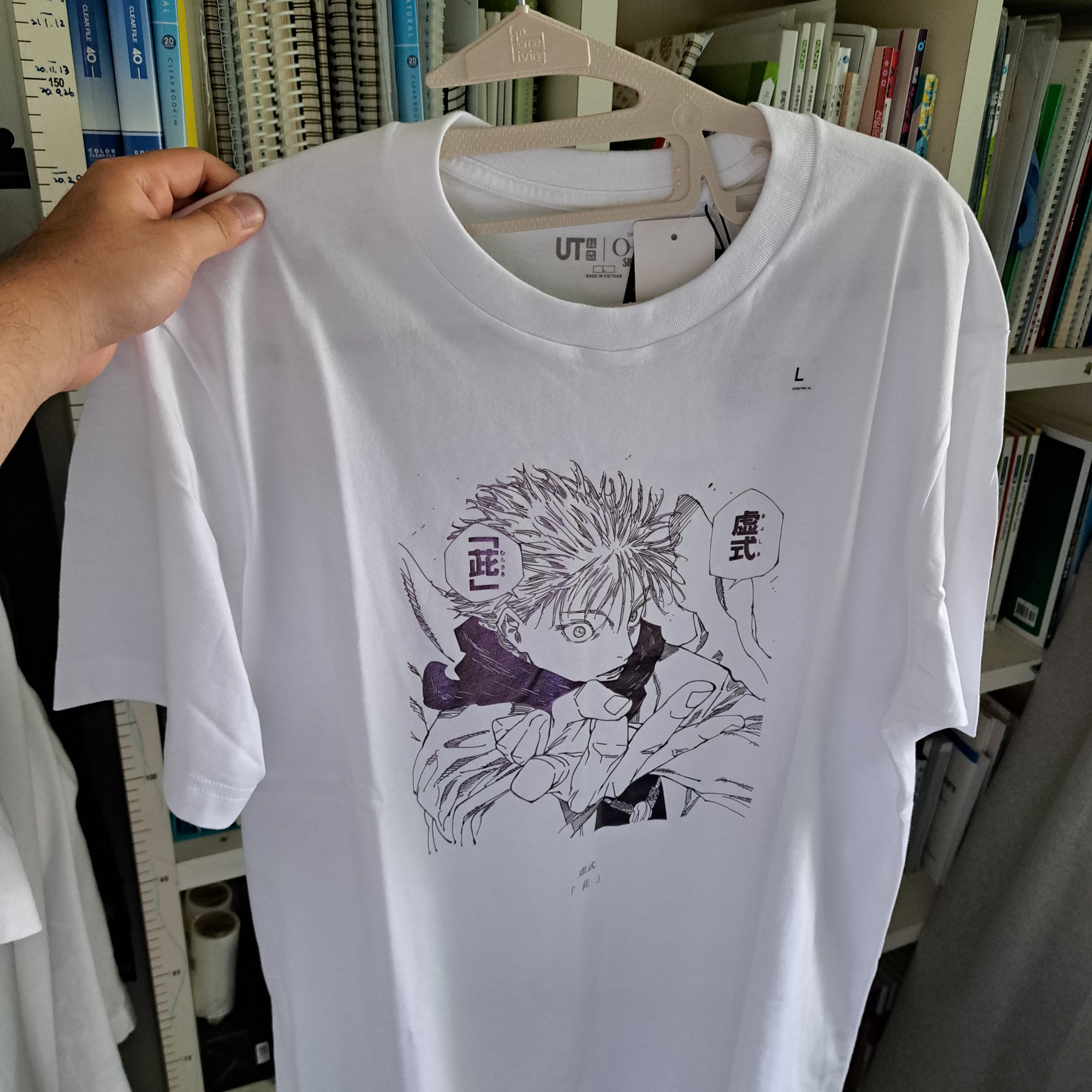 Uniqlo UT Shueisha 100th Anniversary Jujutsu Kaisen T-Shirt White 착용 스타일