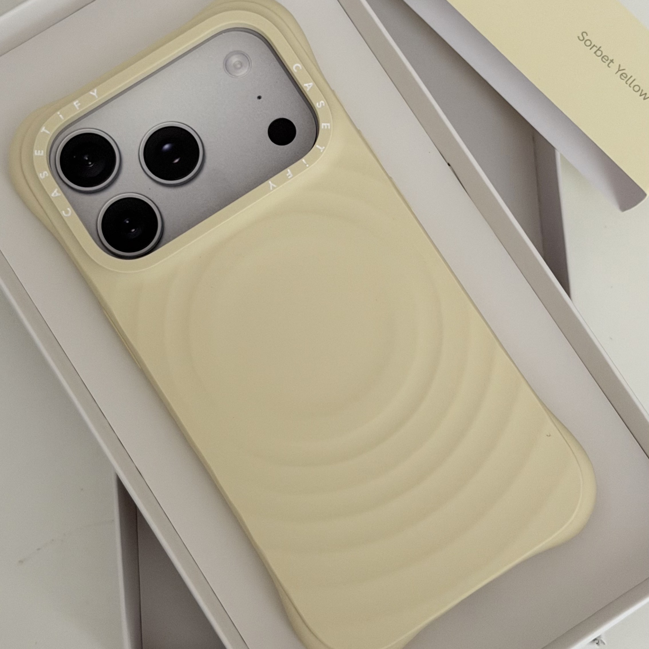 Casetify iPhone Magsafe Ripple Case Sorbet Yellow 착용 스타일