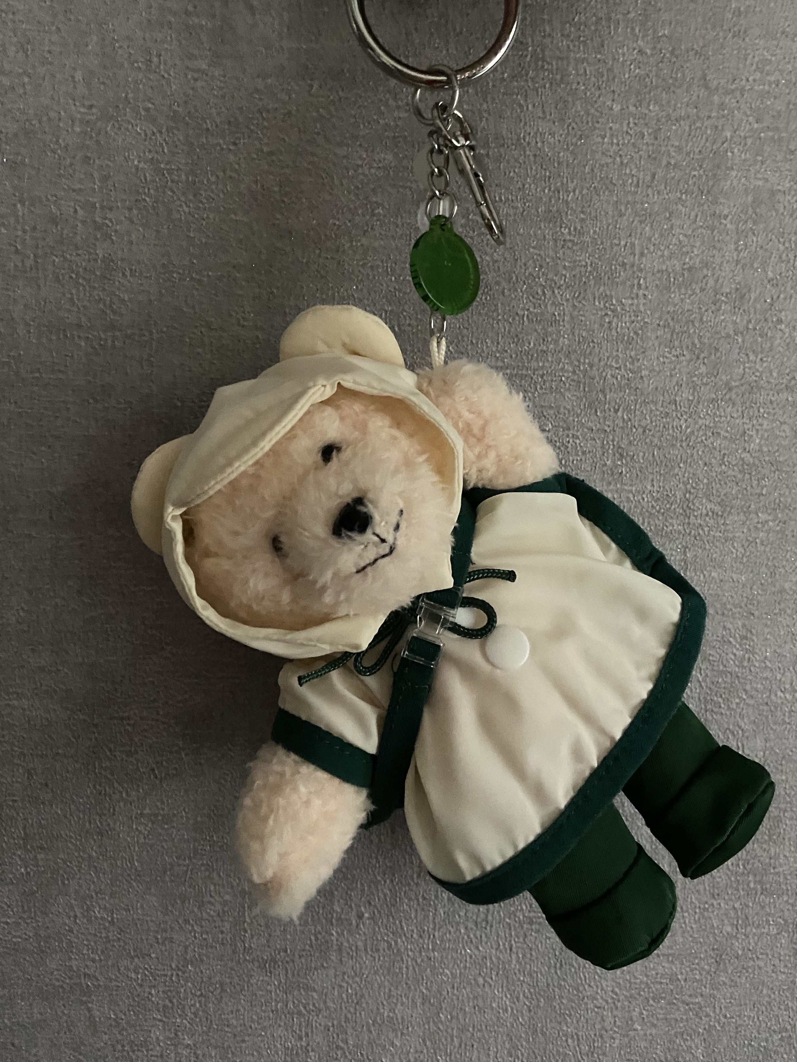 Starbucks x Hunter Rainy Bearista Keychain Cream 착용 스타일 - 1