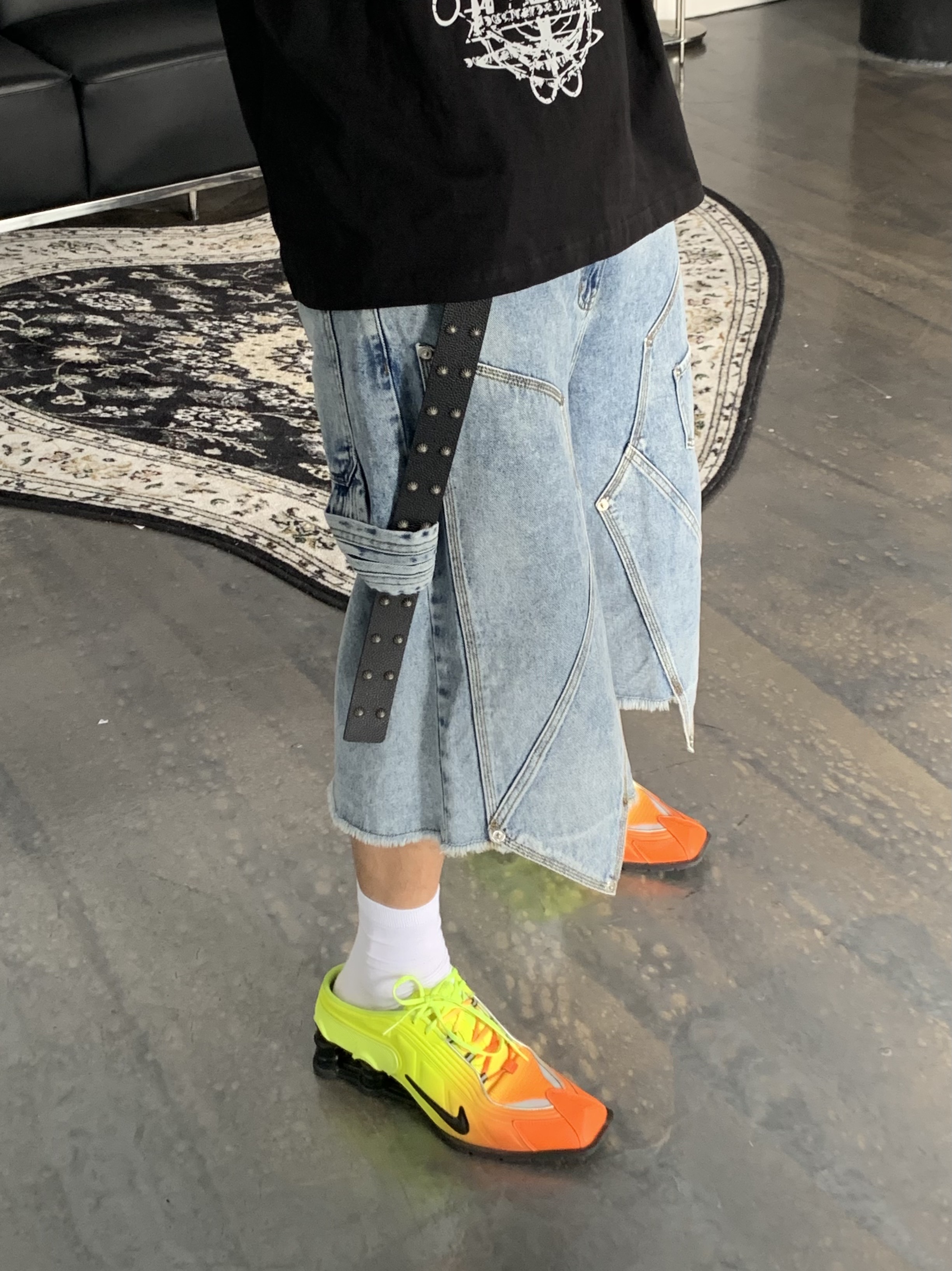 Nike x Martine Rose Shox MR4 Safety Orange 착용 스타일 - 3