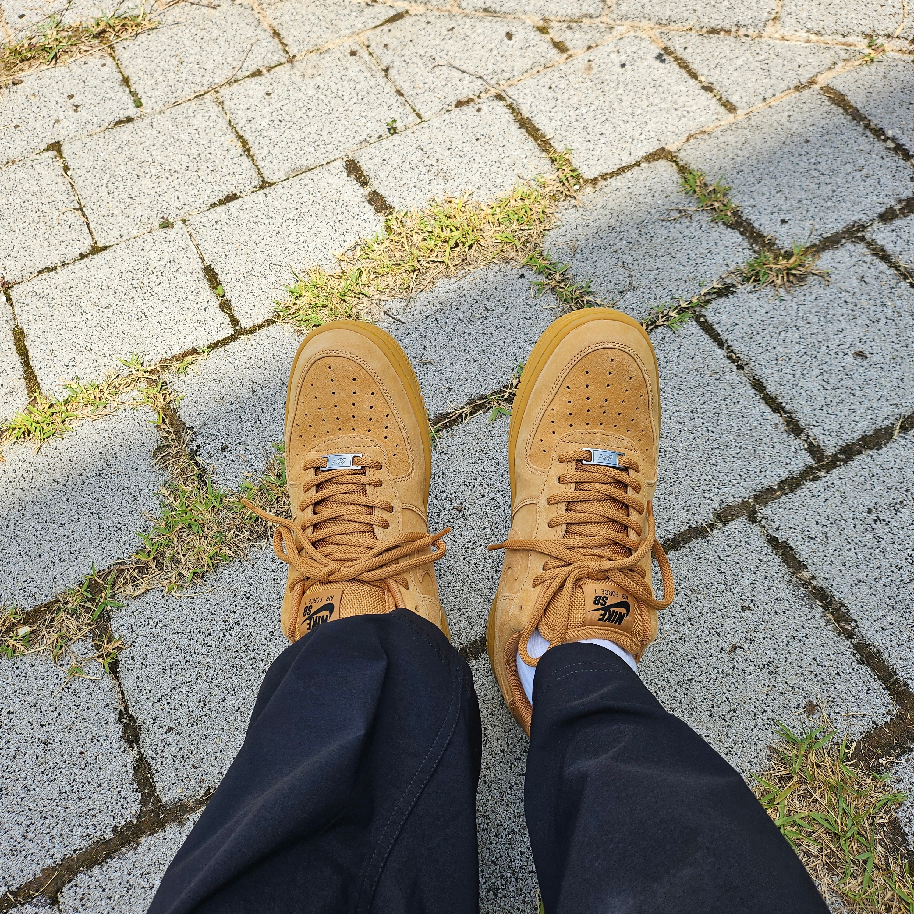 Nike SB Air Force 1 Low Flax and Black 착용 스타일 - 1