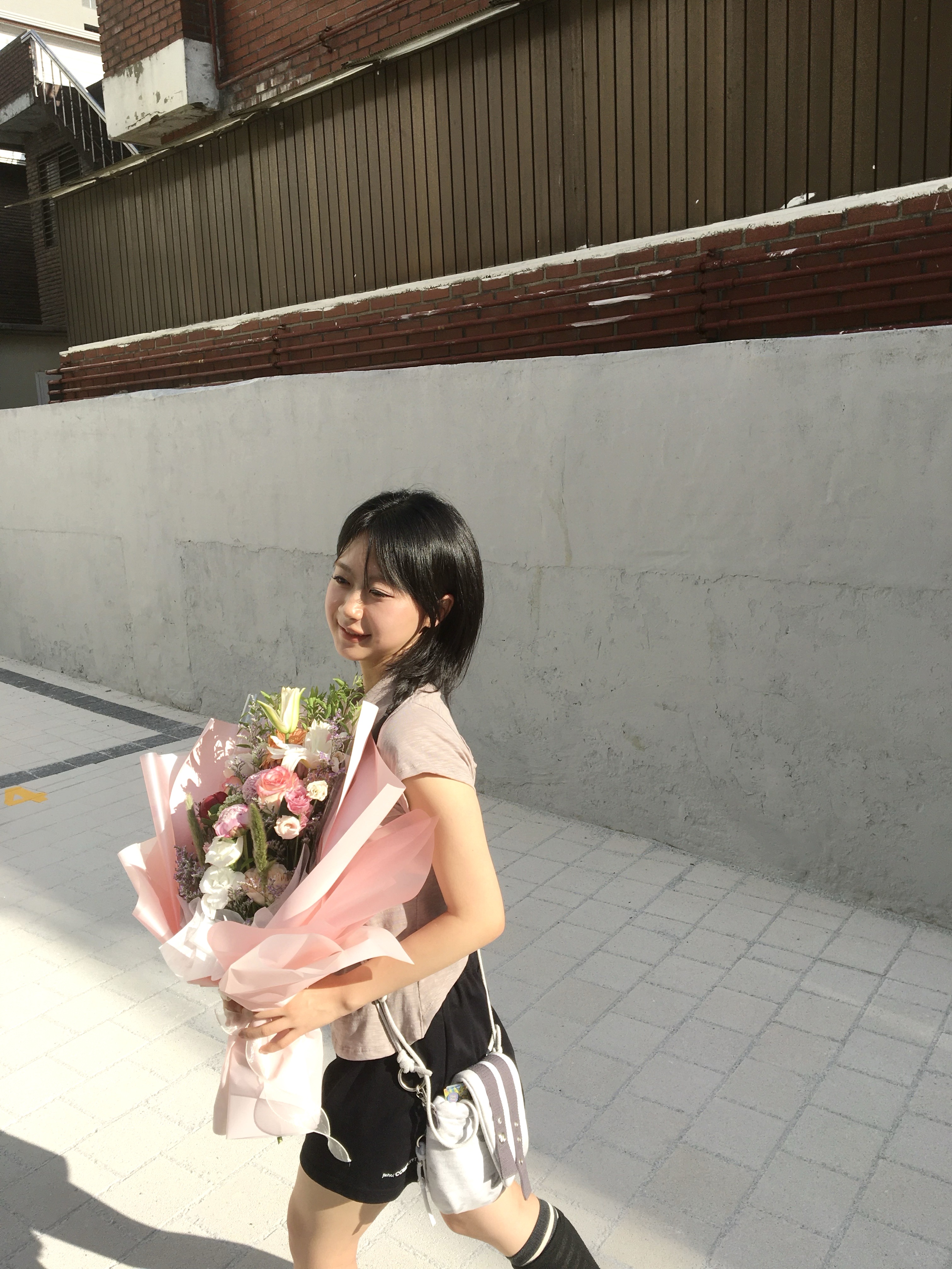 Pahisum Jersey Mini Bag White Gray 착용 스타일 - 3