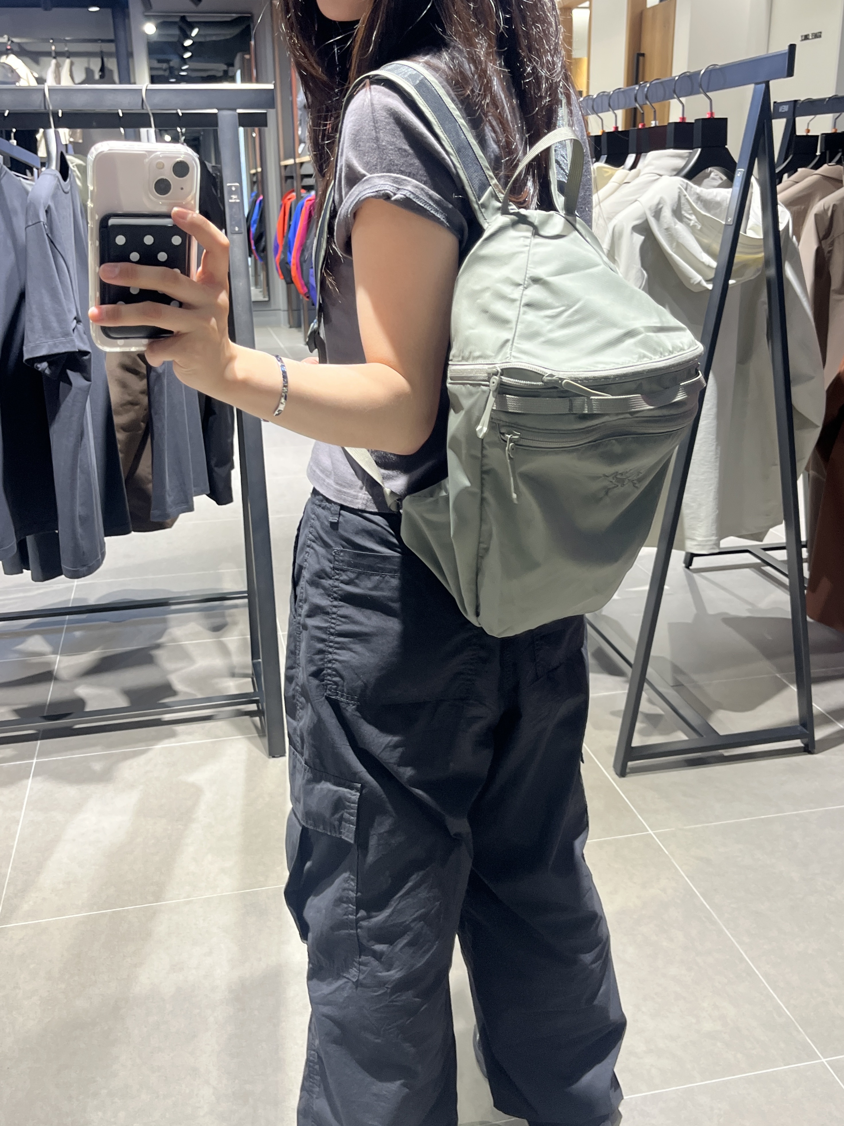 Arc'teryx Heliad 15 Backpack Forage, Thevinylhouse Old Car T-Shirt Charcoal 착용 스타일 - 2