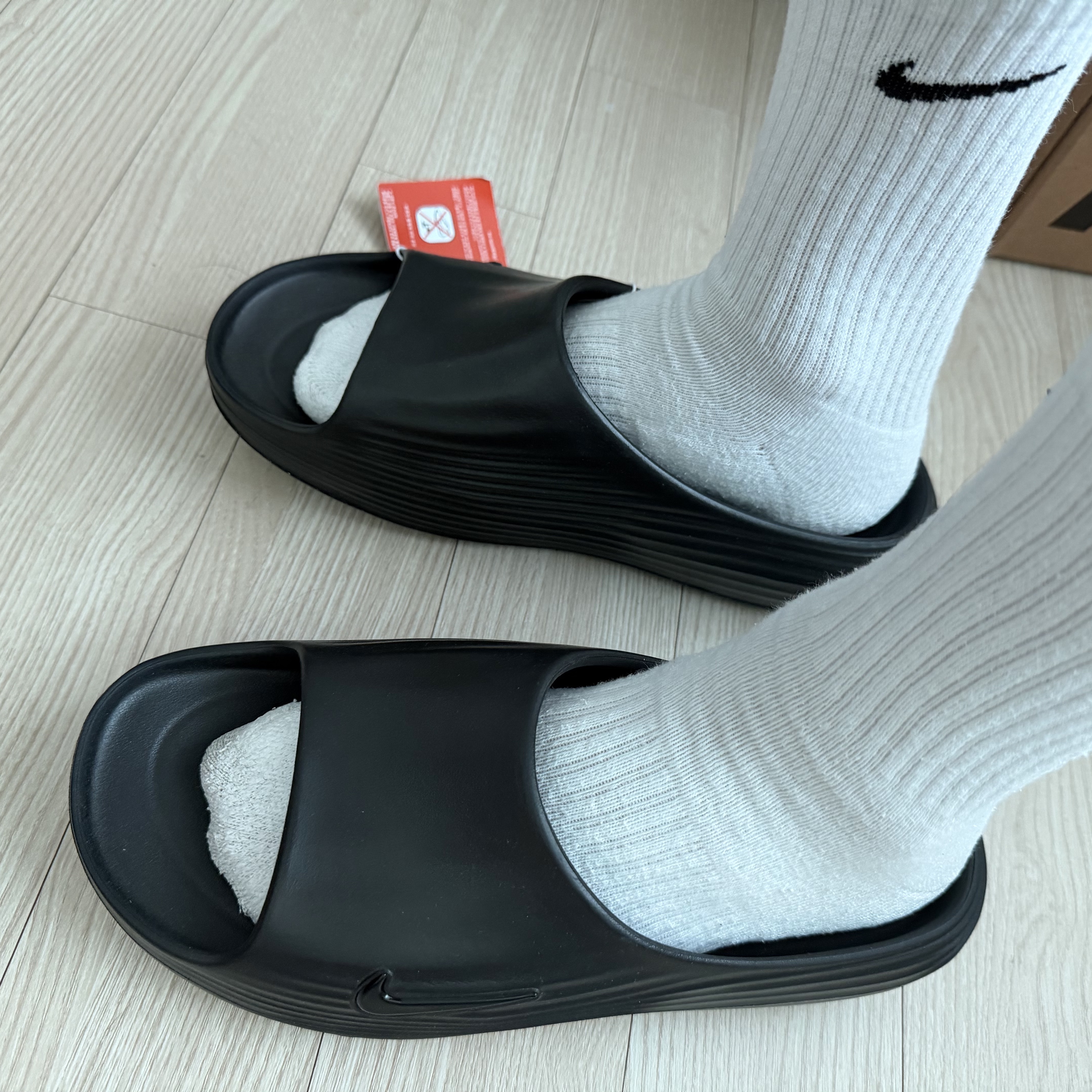 Nike ReactX Rejuven8 Slide Black 착용 스타일