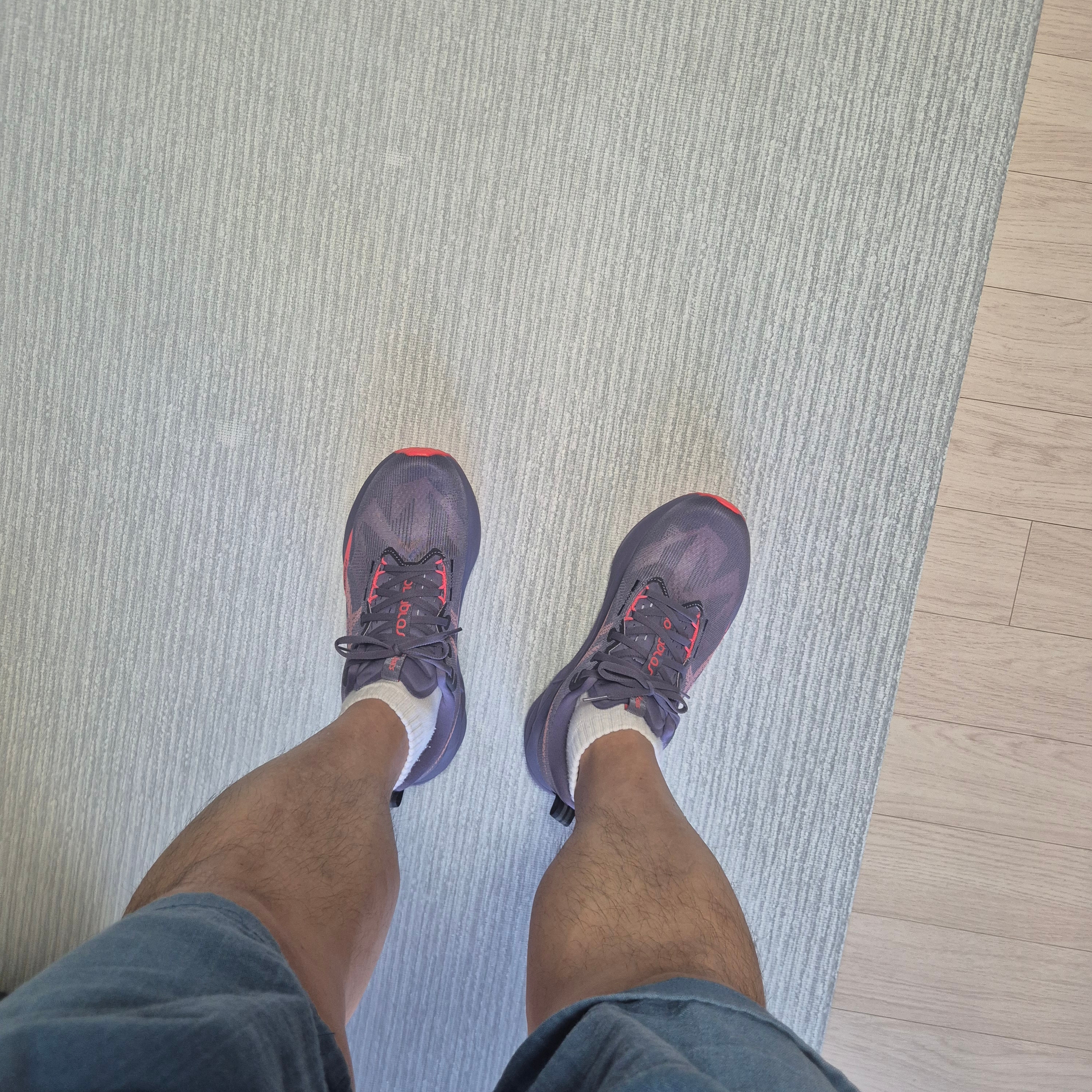 Asics Novablast 5 Greyish Purple Coral Reef 착용 스타일 - 2