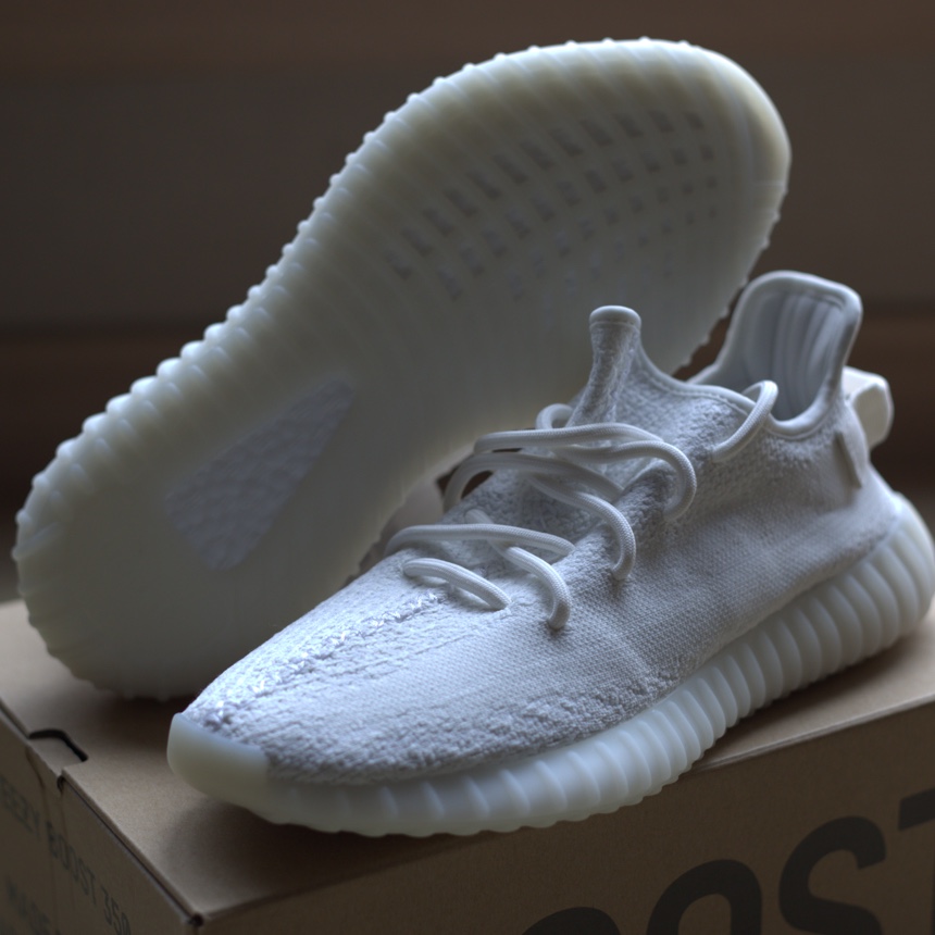 Adidas Yeezy Boost 350 V2 Cream/Triple White 착용 스타일