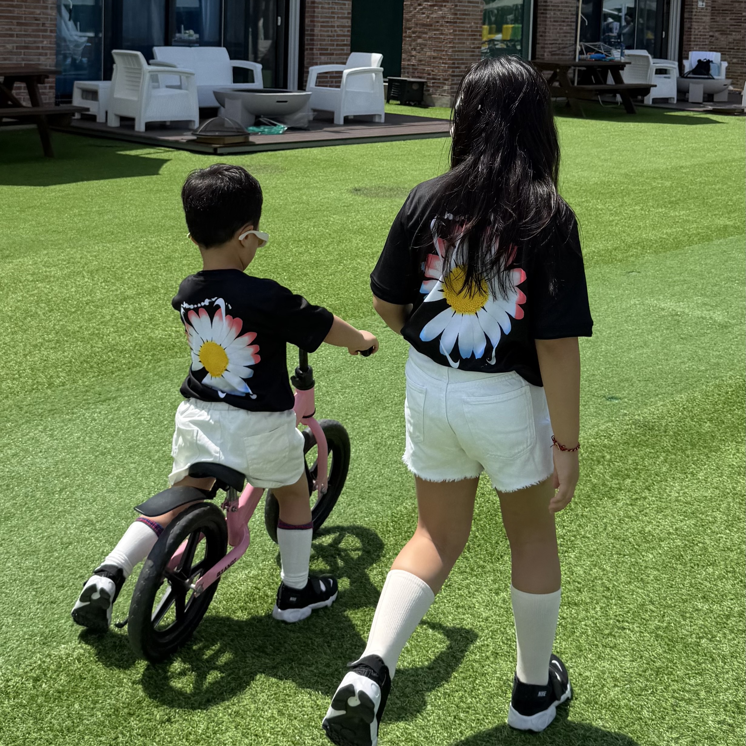 (Kids) Nike x Peaceminusone Korea Short-Sleeve Soccer Top Black White (IO8140-010) 착용 스타일 - 1