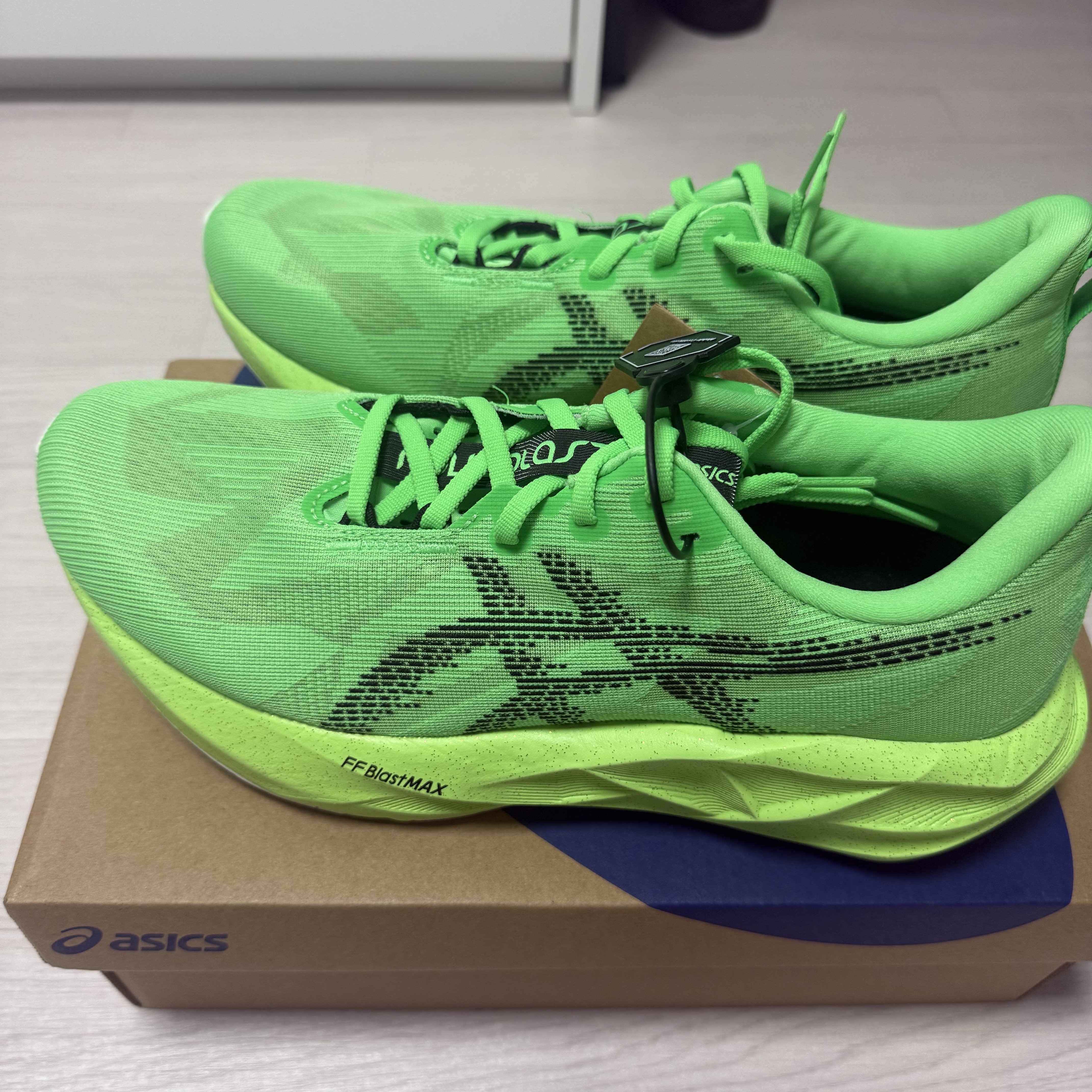 Asics Novablast 5 Ekiden Vital Green Black 착용 스타일