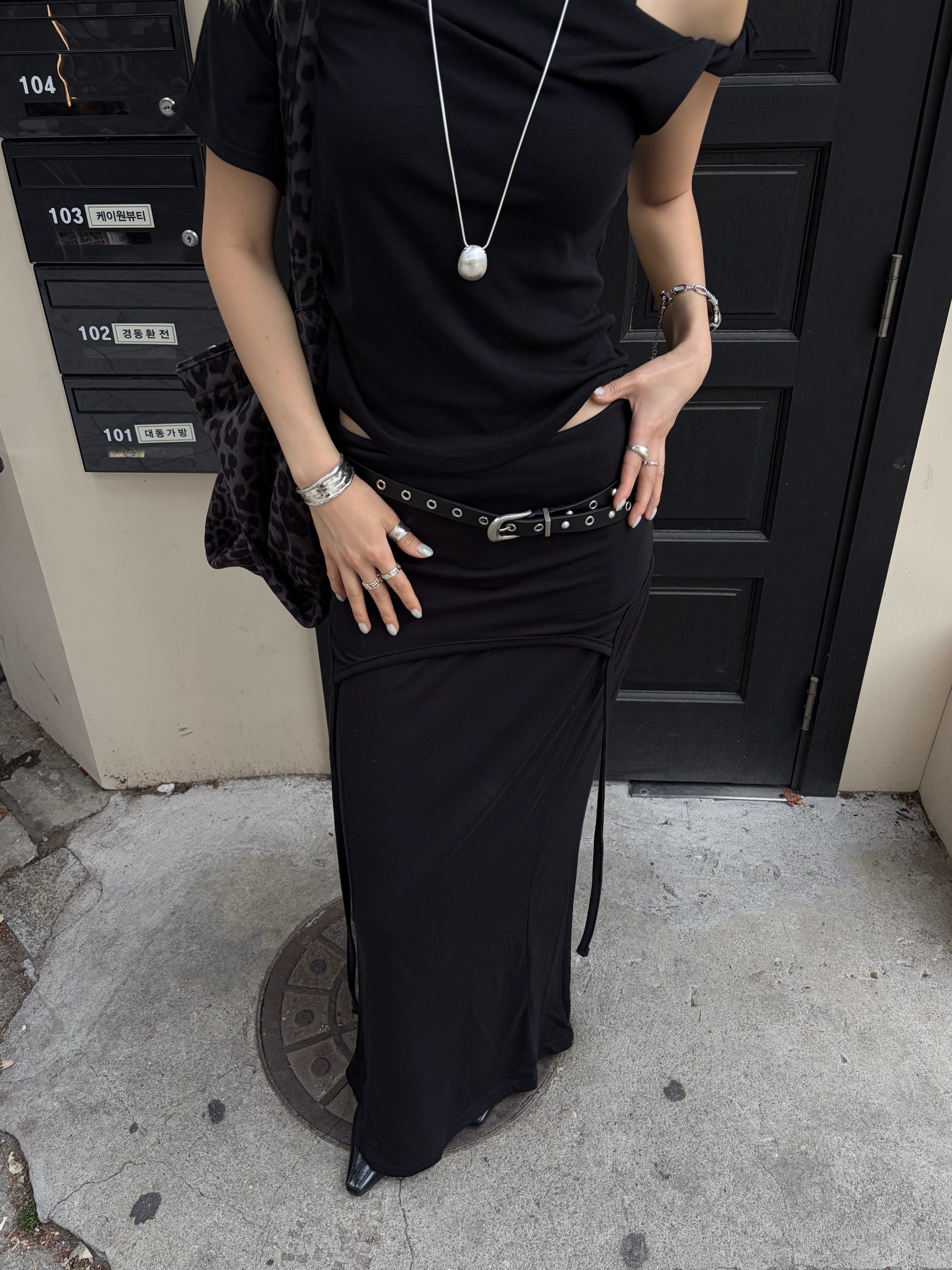 MILLO WOMEN Skinny Leather Western Belt Black 착용 스타일 - 5