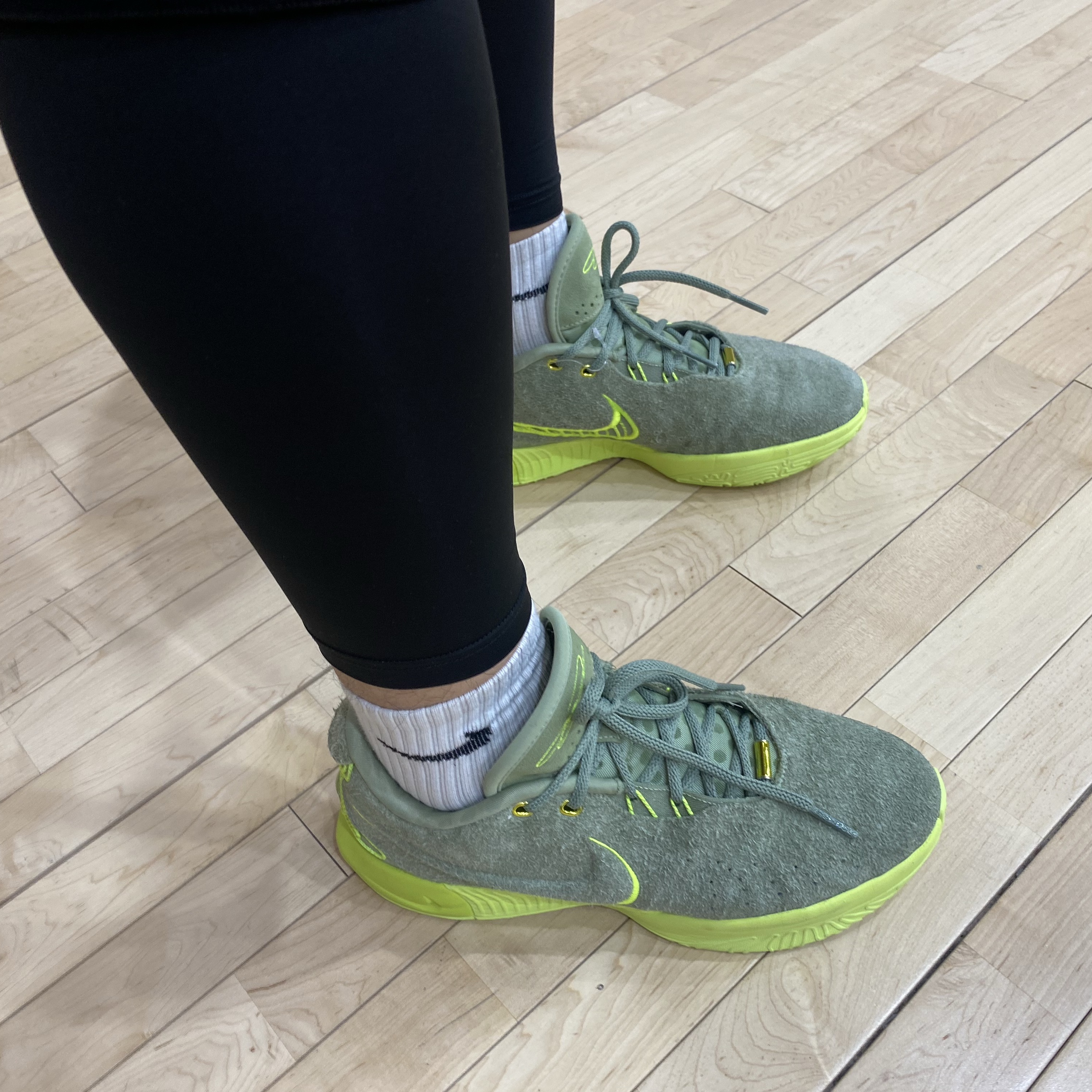 Nike Lebron 21 EP Oil Green Volt 착용 스타일 - 2