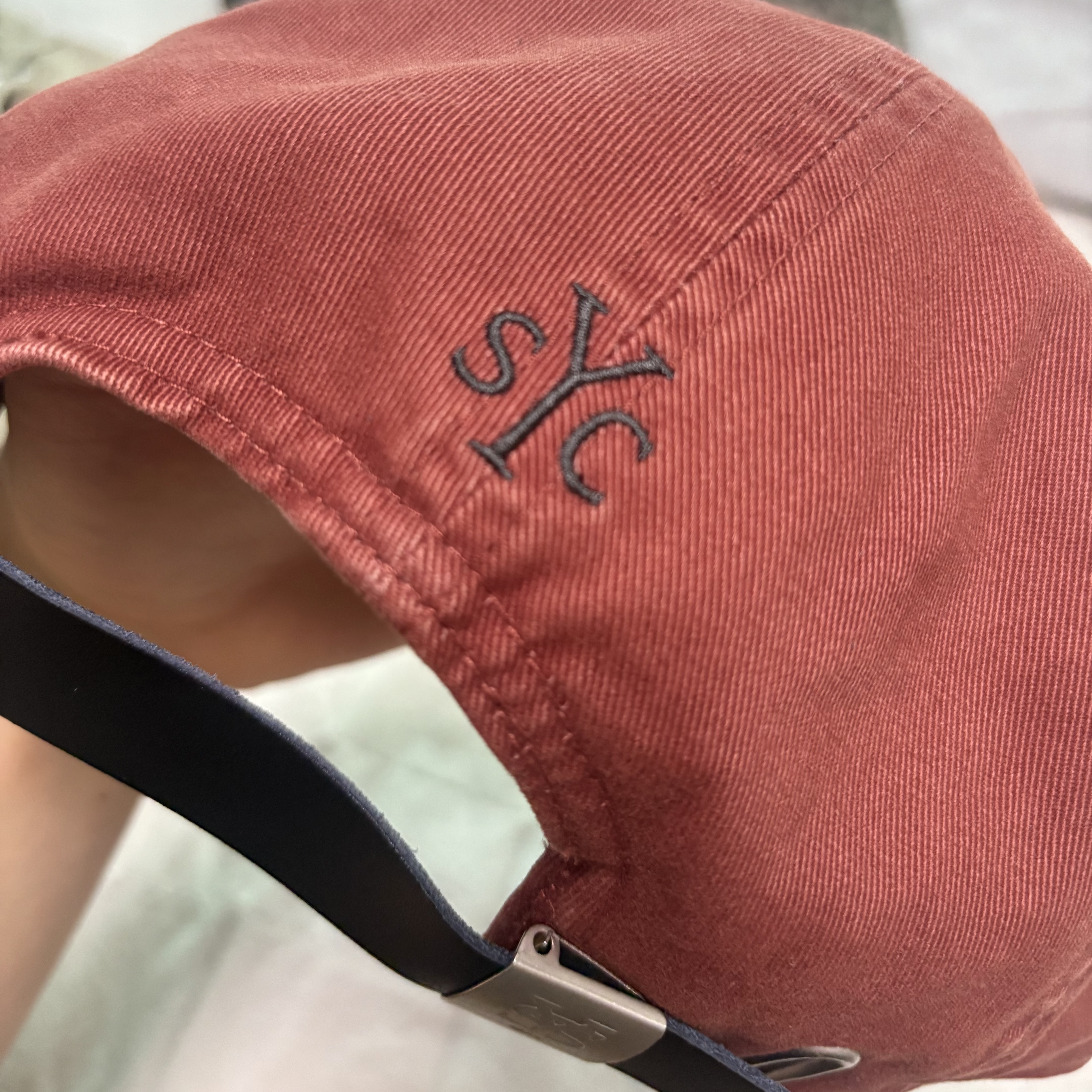 Sunday Ceremony Sy Classic Vintage Logo Cap - Red Black 착용 스타일 - 4