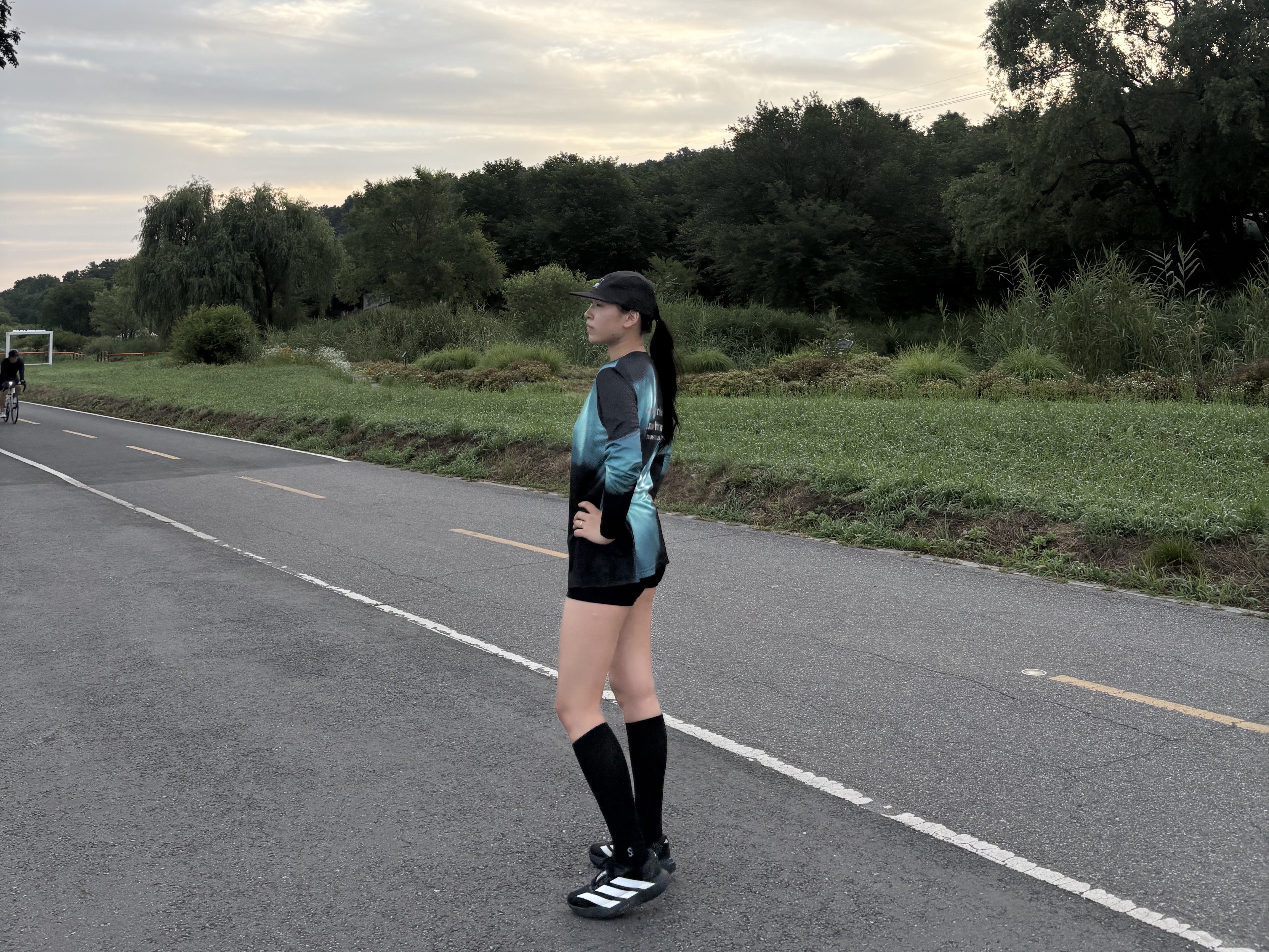 [KREAM 단독] runwhither Race Long Sleeve Black, Adidas Adizero EVO SL Core Black Cloud White 착용 스타일 - 3