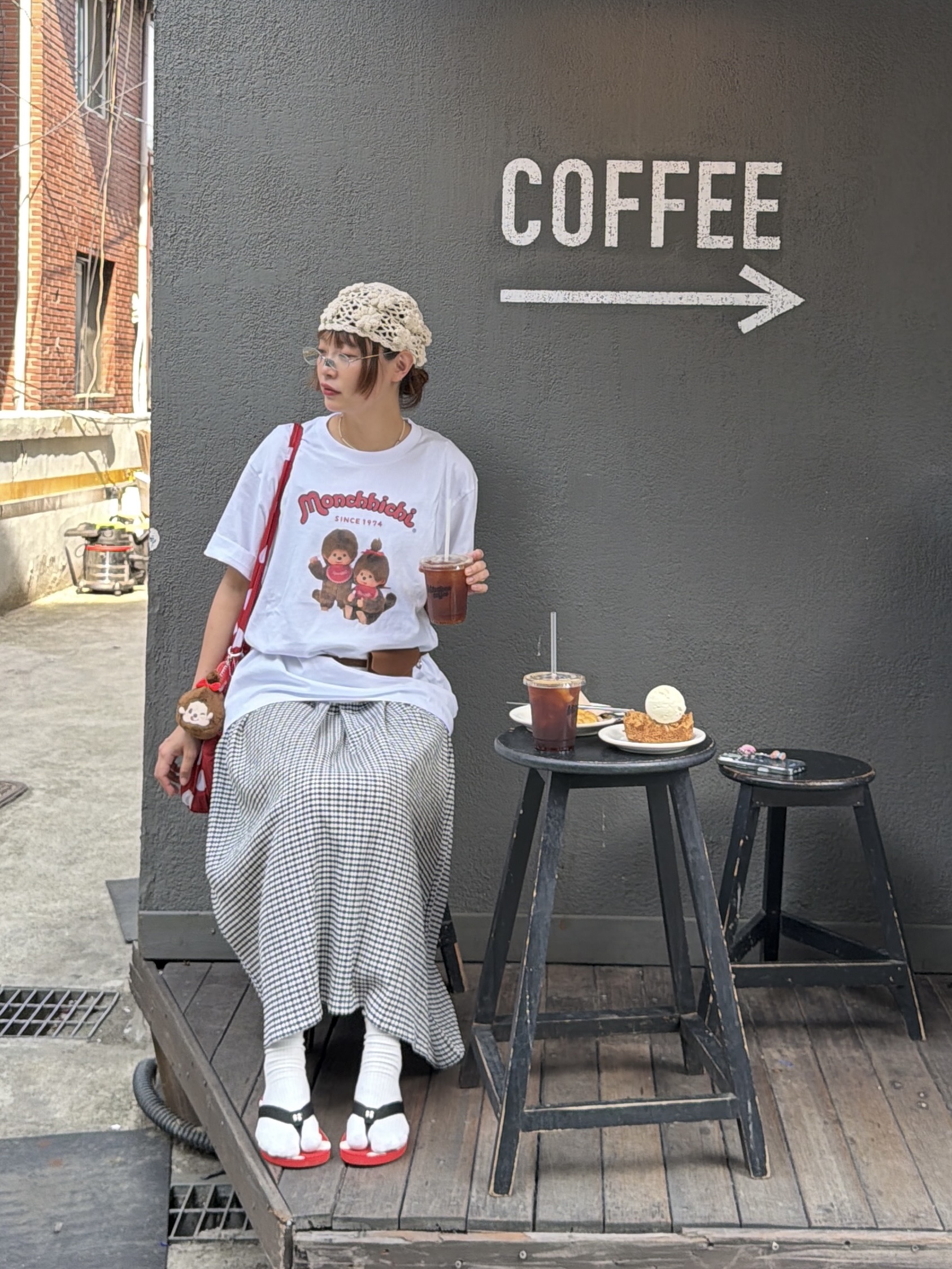 (W) Uniqlo x Cecilie Bahnsen Shirring Dress Off White, (W) Uniqlo UT x Monchhichi Graphic Relax Fit T-Shirt Off White 착용 스타일 - 7