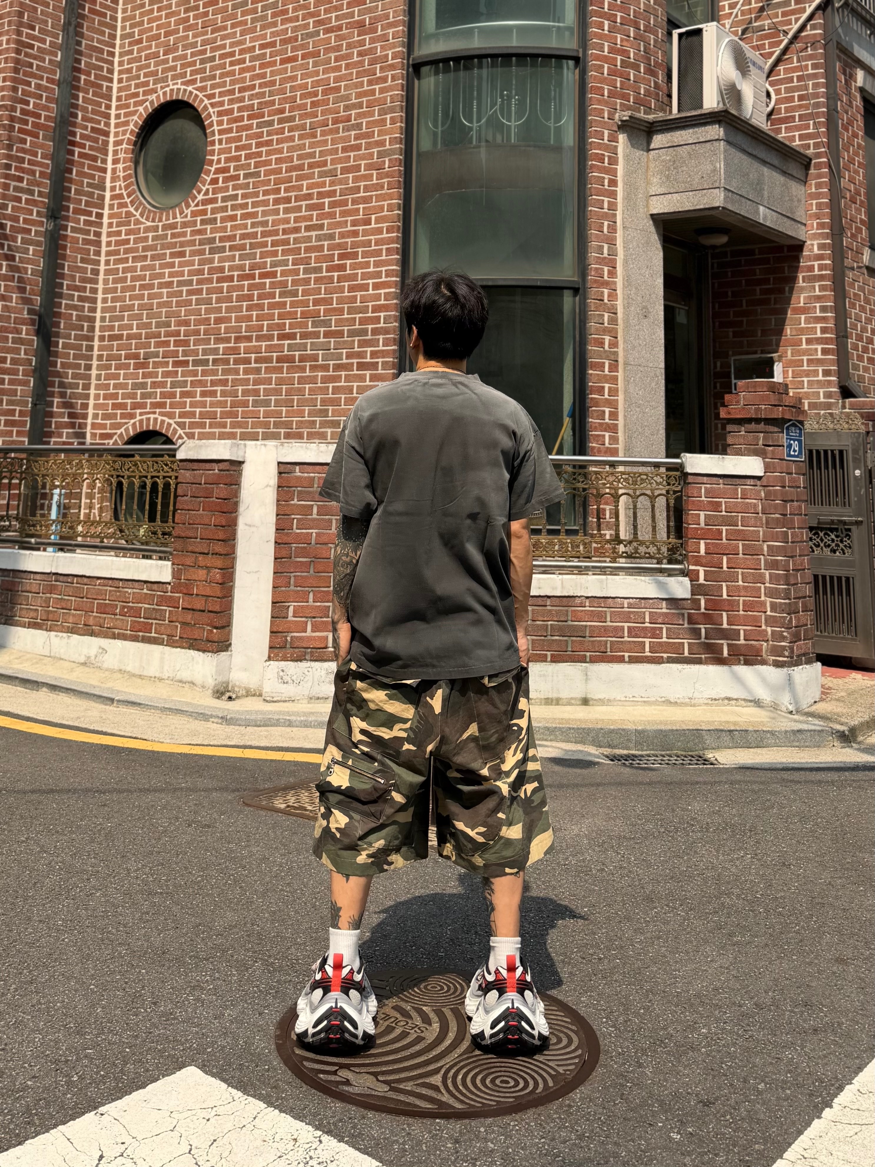 Balenciaga 10XL Sneakers Grey White Red 착용 스타일 - 3