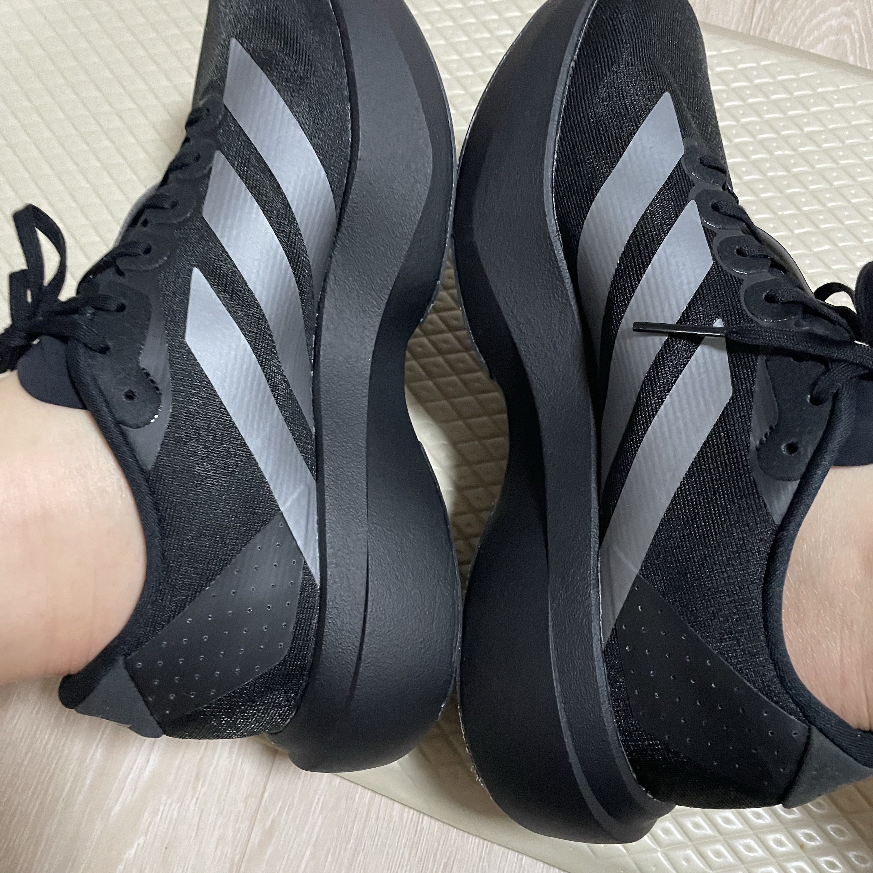 (W) Adidas Adizero EVO SL Core Black Iron Metallic 착용 스타일 - 2