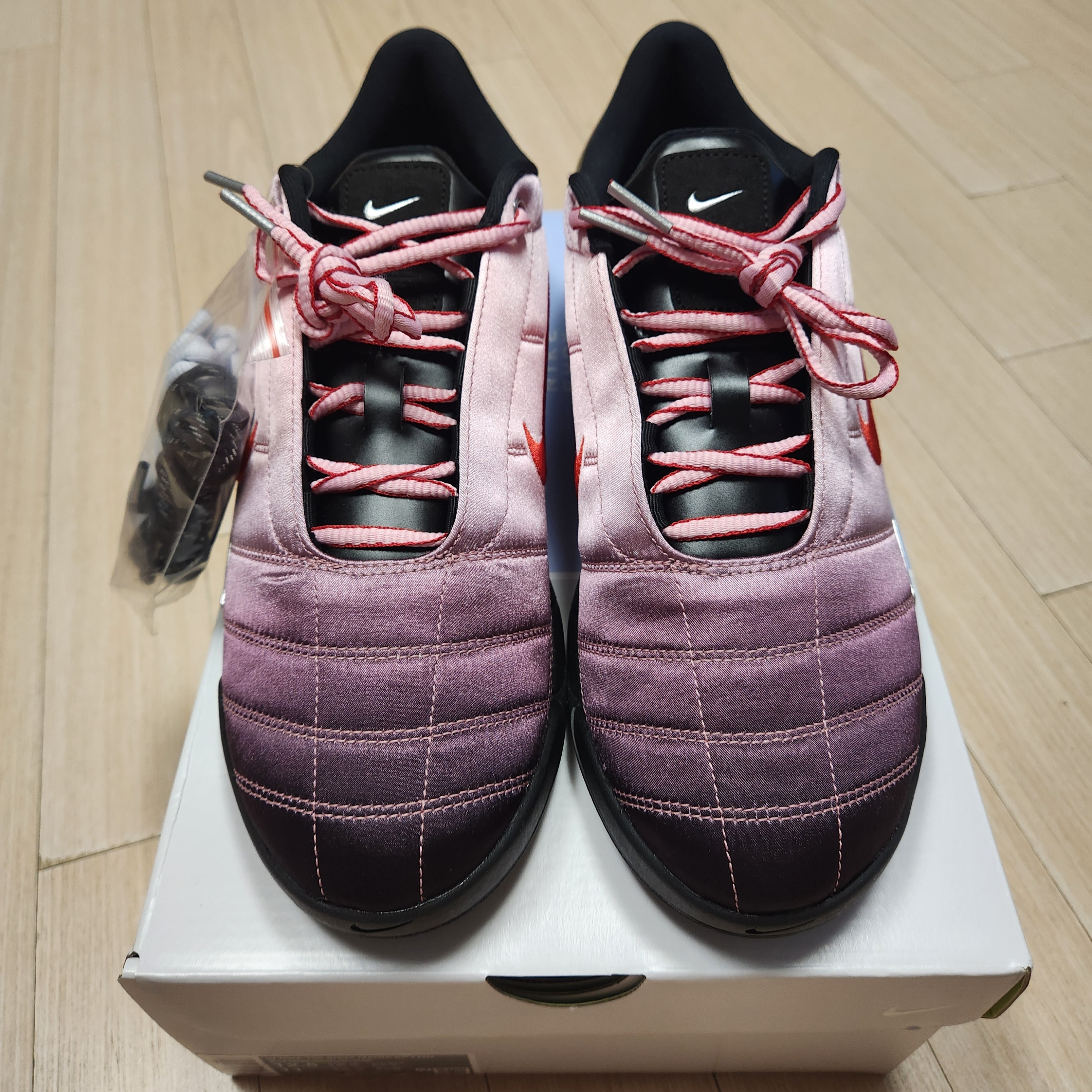 (W) Nike x Forget-me-nots Total 90 Shox Magia Shy Pink and University Red 착용 스타일 - 4