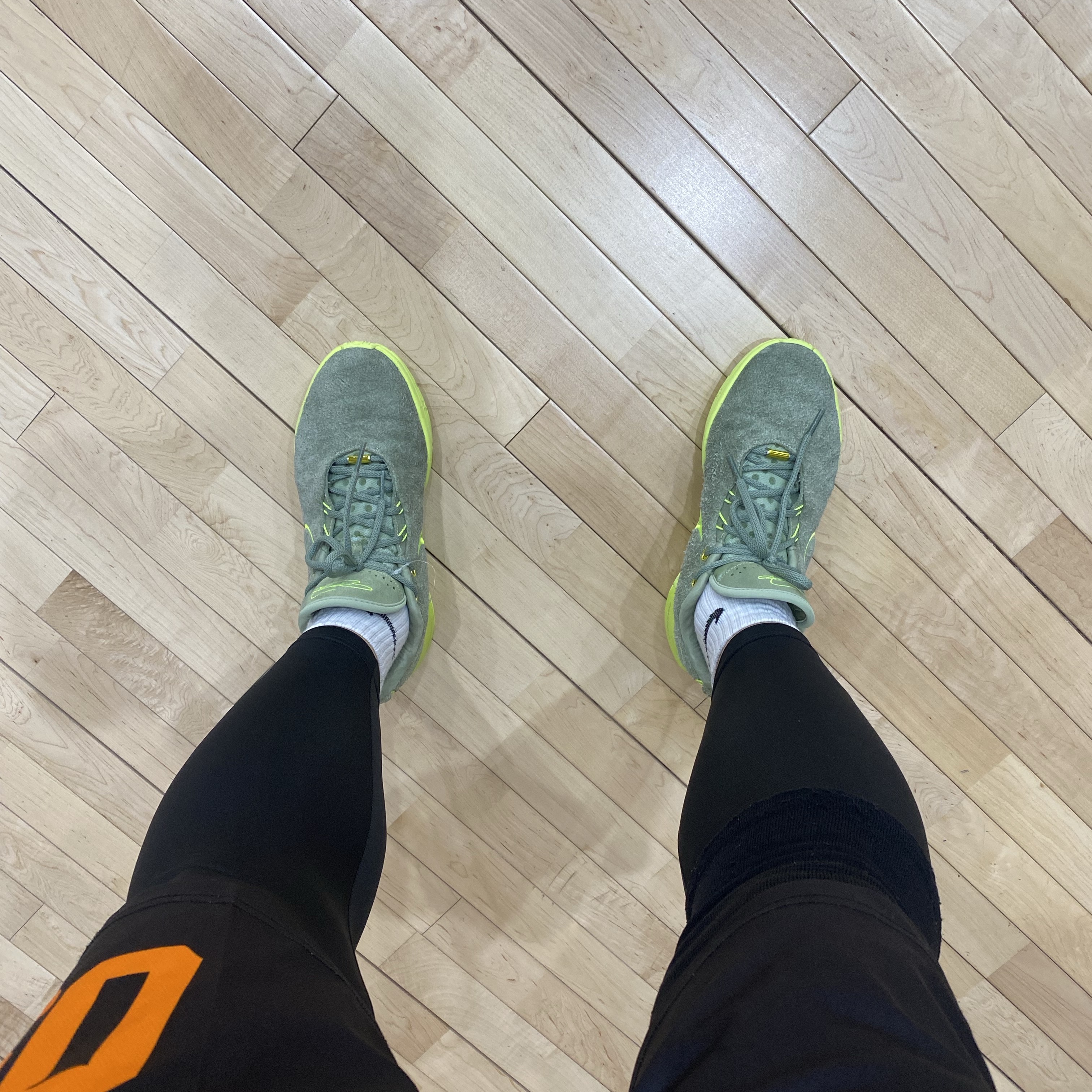 Nike Lebron 21 EP Oil Green Volt 착용 스타일 - 1