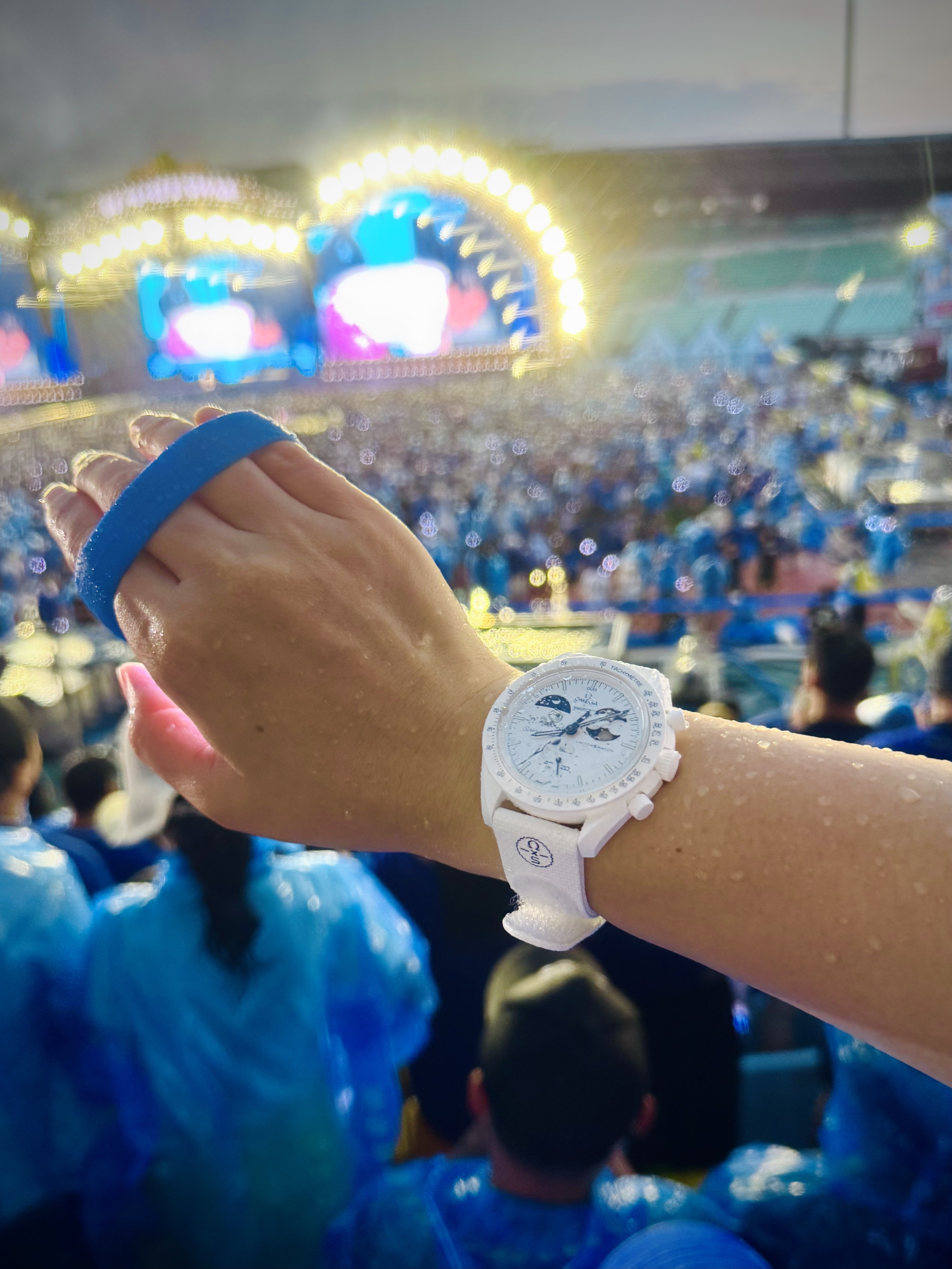 Swatch x Omega x Snoopy Bioceramic Moonswatch Mission To The Earthphase 42mm Moonshine Gold Cold Moon 착용 스타일