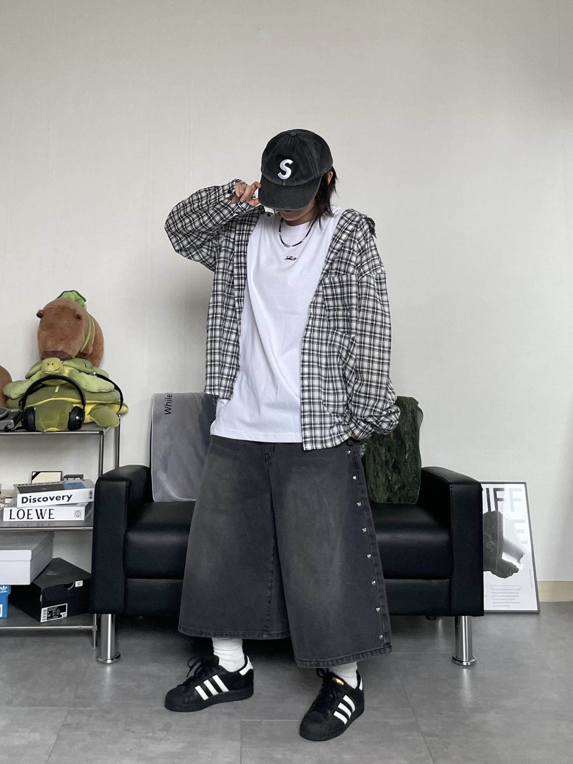 Supreme Pigment Canvas S Logo 6-Panel Black - 23SS, Adidas Superstar Core Black White 착용 스타일 - 5