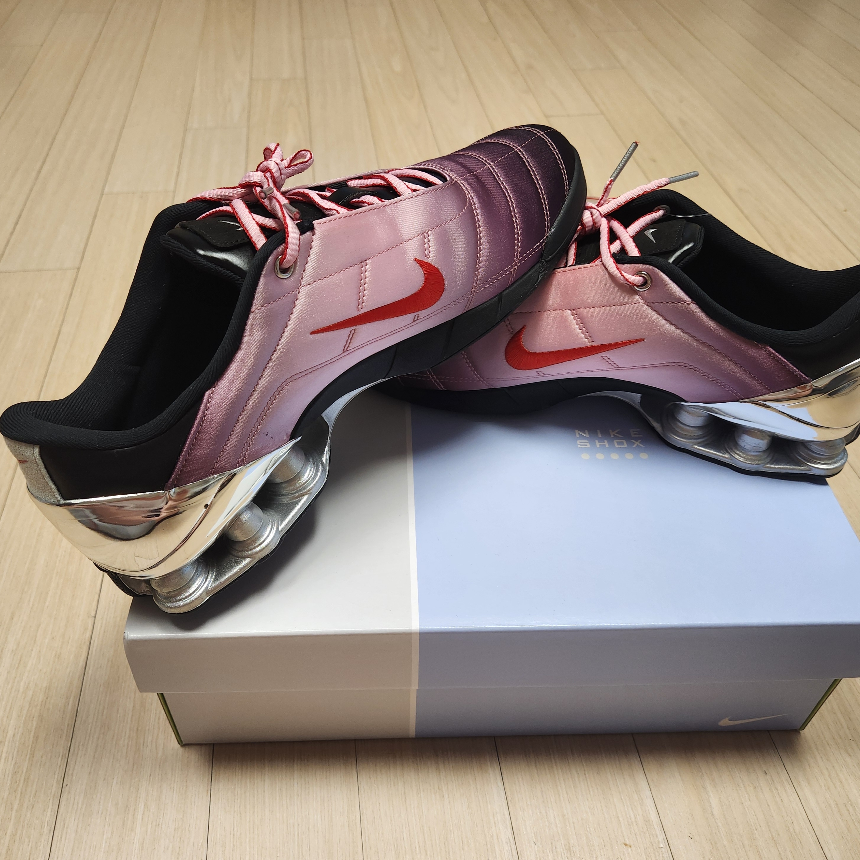 (W) Nike x Forget-me-nots Total 90 Shox Magia Shy Pink and University Red 착용 스타일 - 5