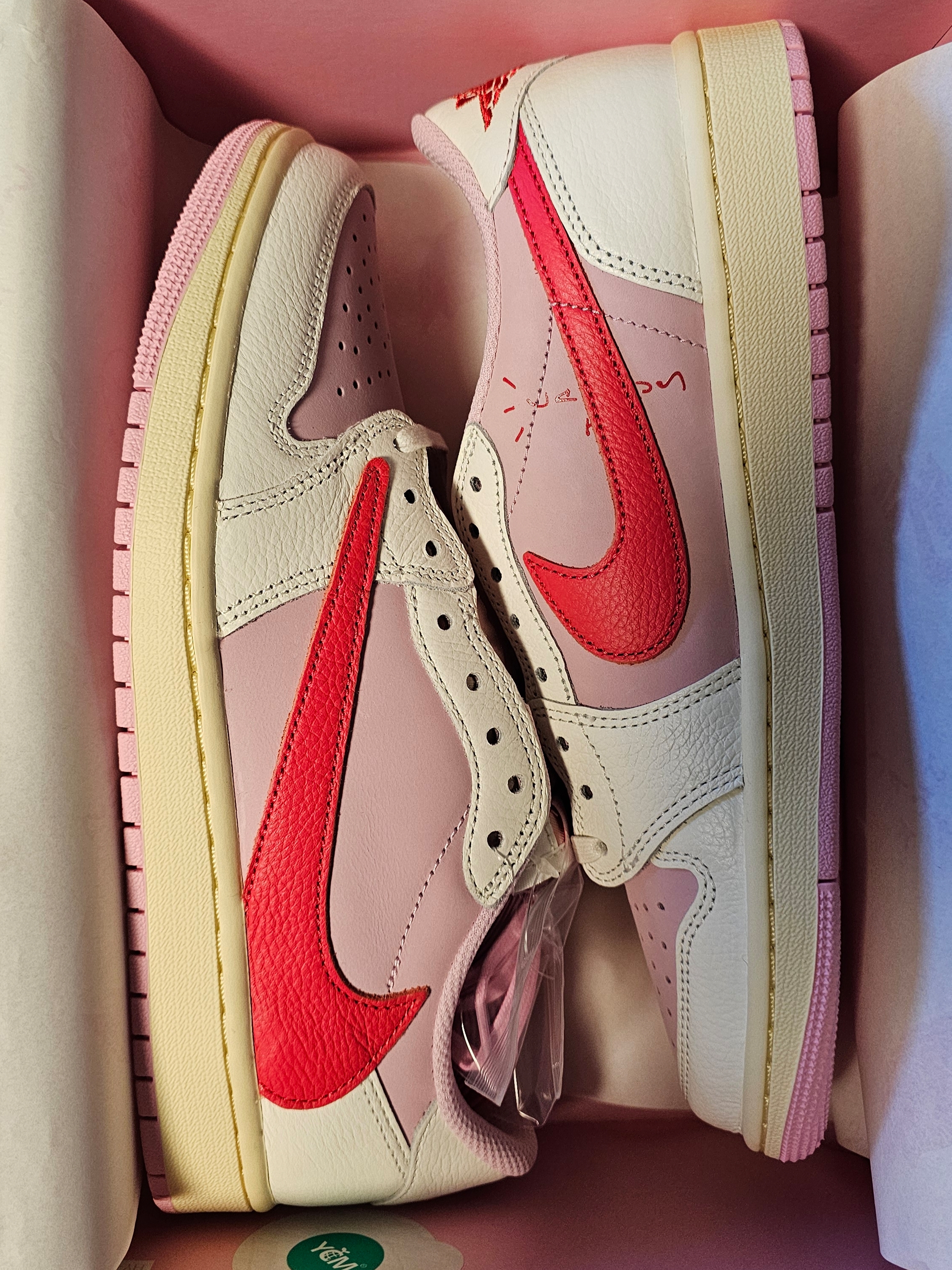 Jordan 1 x Travis Scott Retro Low OG SP Sail Tropical Pink 착용 스타일