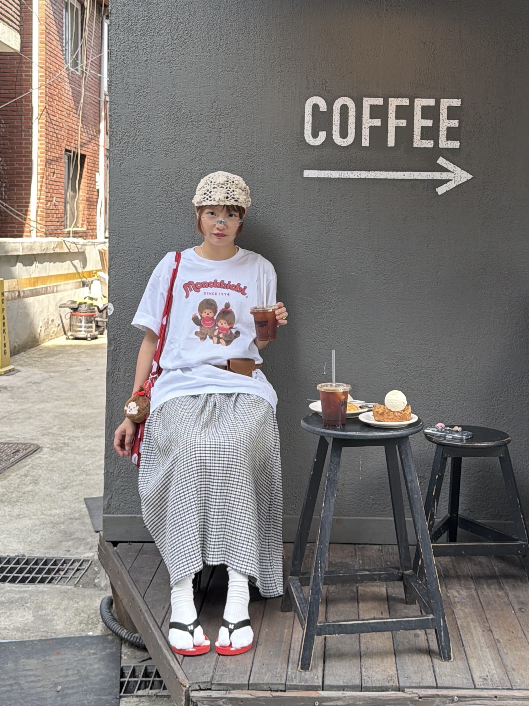 (W) Uniqlo x Cecilie Bahnsen Shirring Dress Off White, (W) Uniqlo UT x Monchhichi Graphic Relax Fit T-Shirt Off White 착용 스타일 - 6