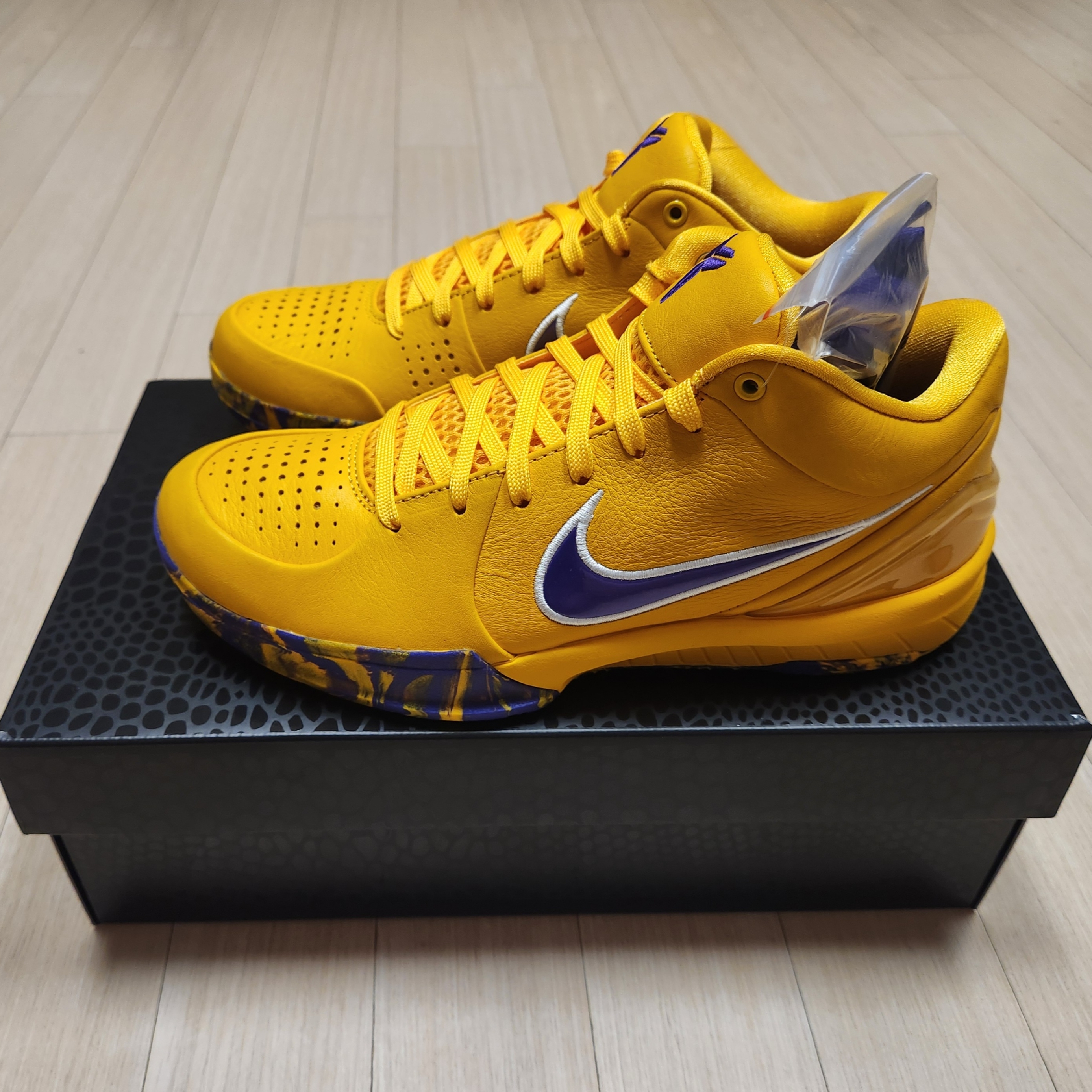 (GS) Nike Kobe 4 Draft Pack University Gold and Fierce Purple 착용 스타일 - 3