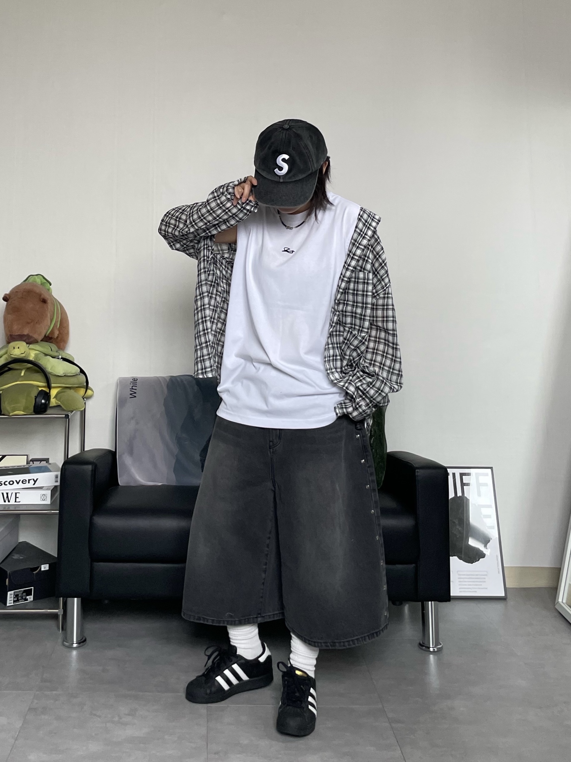 Supreme Pigment Canvas S Logo 6-Panel Black - 23SS, Adidas Superstar Core Black White 착용 스타일 - 1