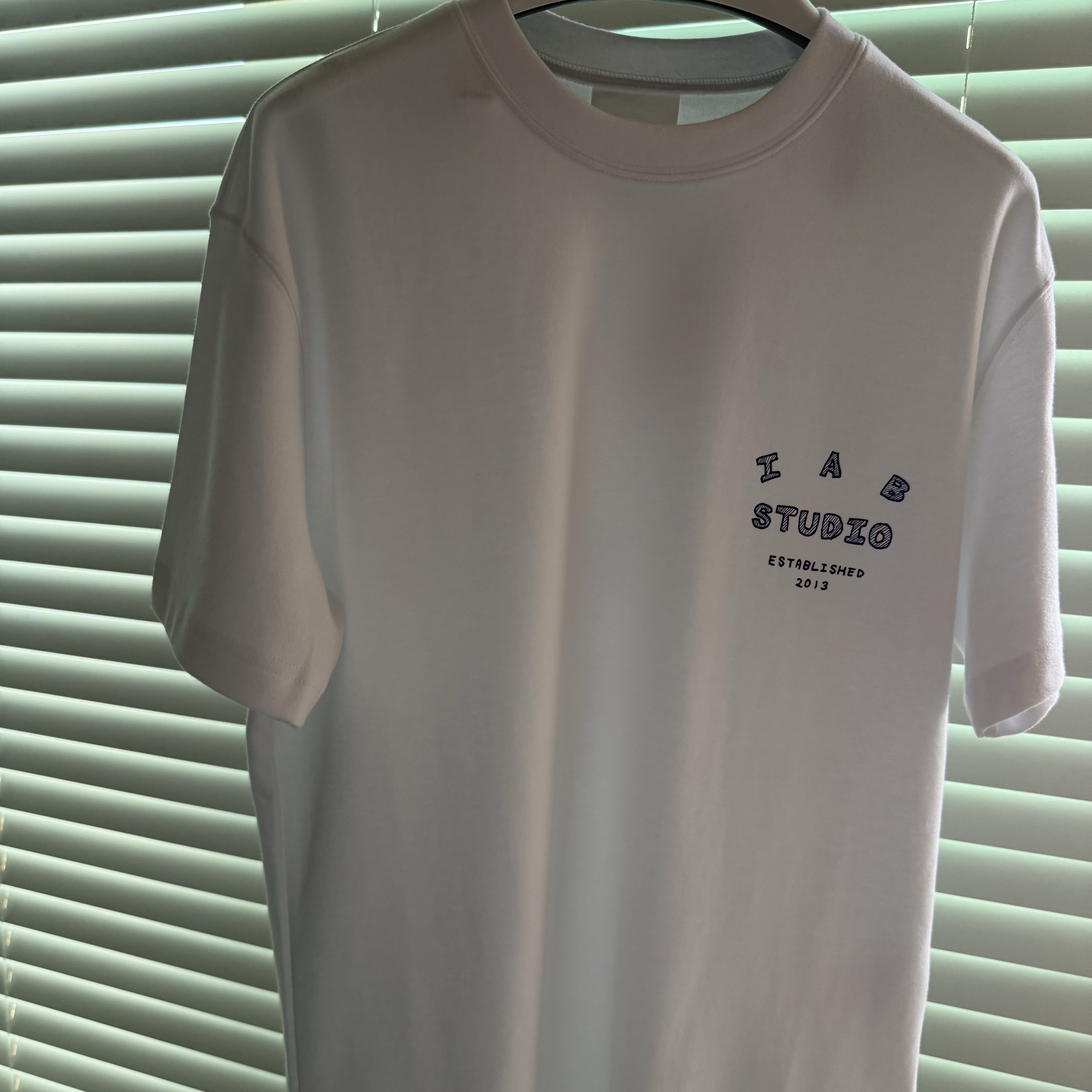 IAB Studio Sketch T-shirt White 착용 스타일 - 2