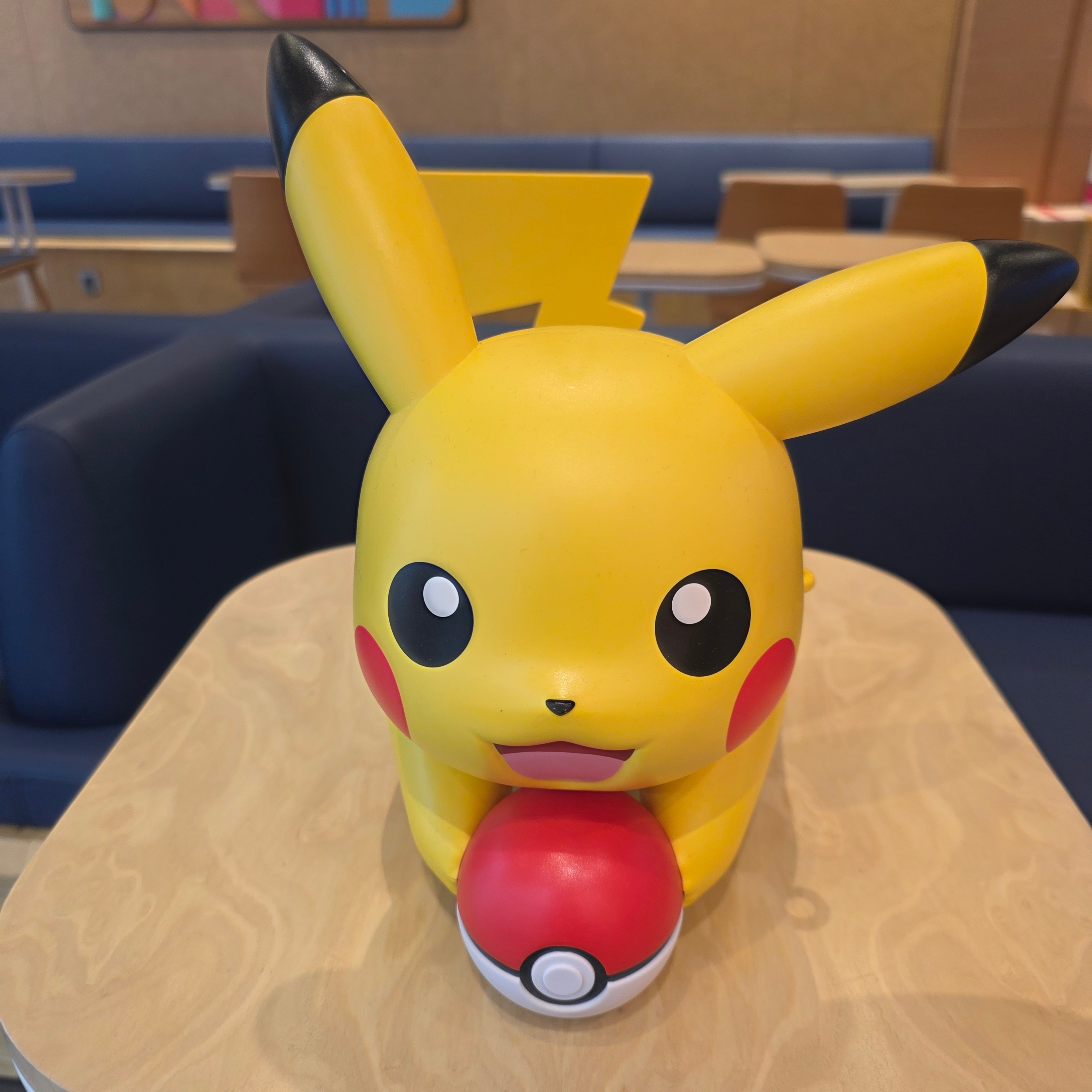 Baskin Robbins x Pokemon Pikachu Happy Container 착용 스타일 - 3