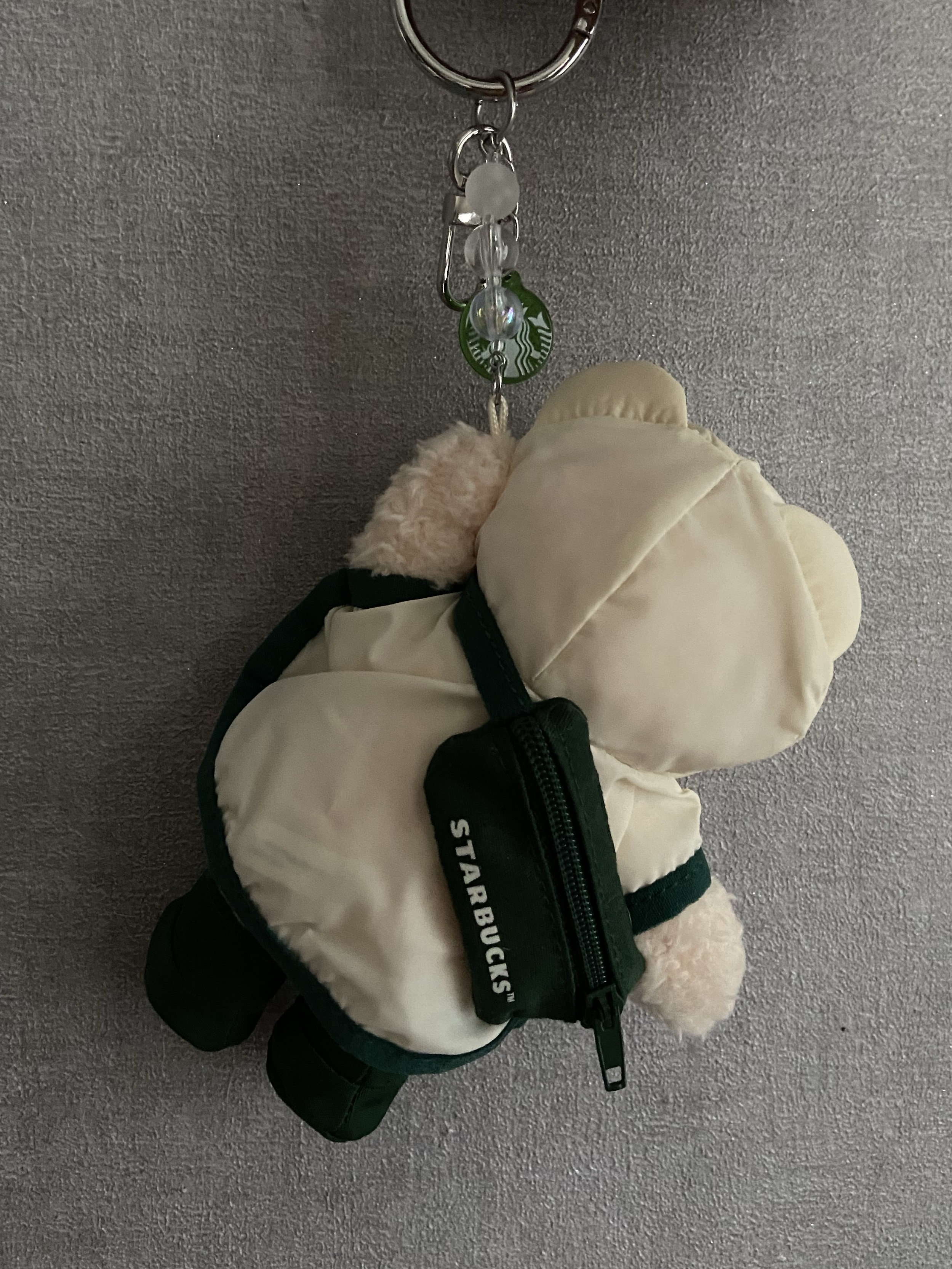 Starbucks x Hunter Rainy Bearista Keychain Cream 착용 스타일 - 2