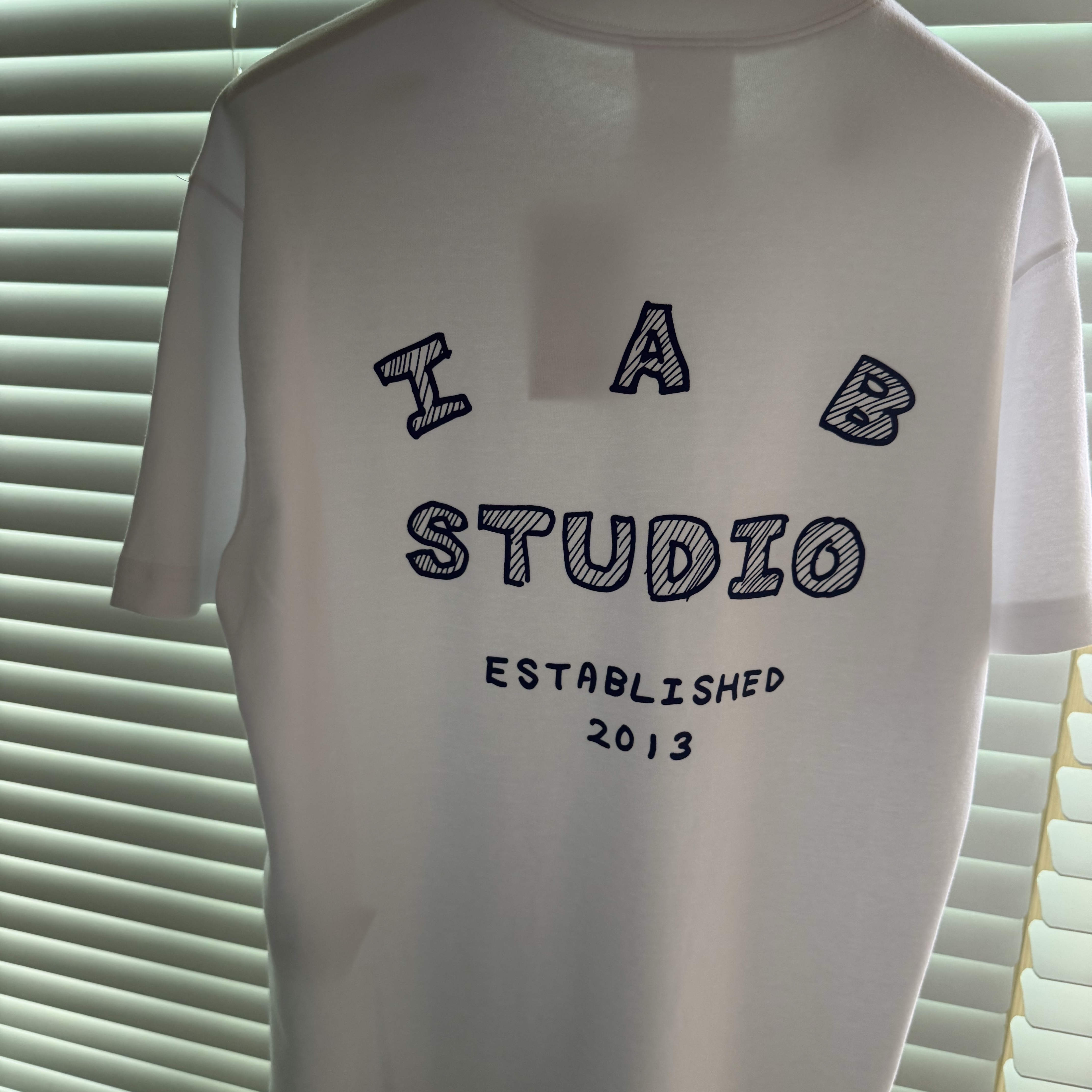 IAB Studio Sketch T-shirt White 착용 스타일 - 1