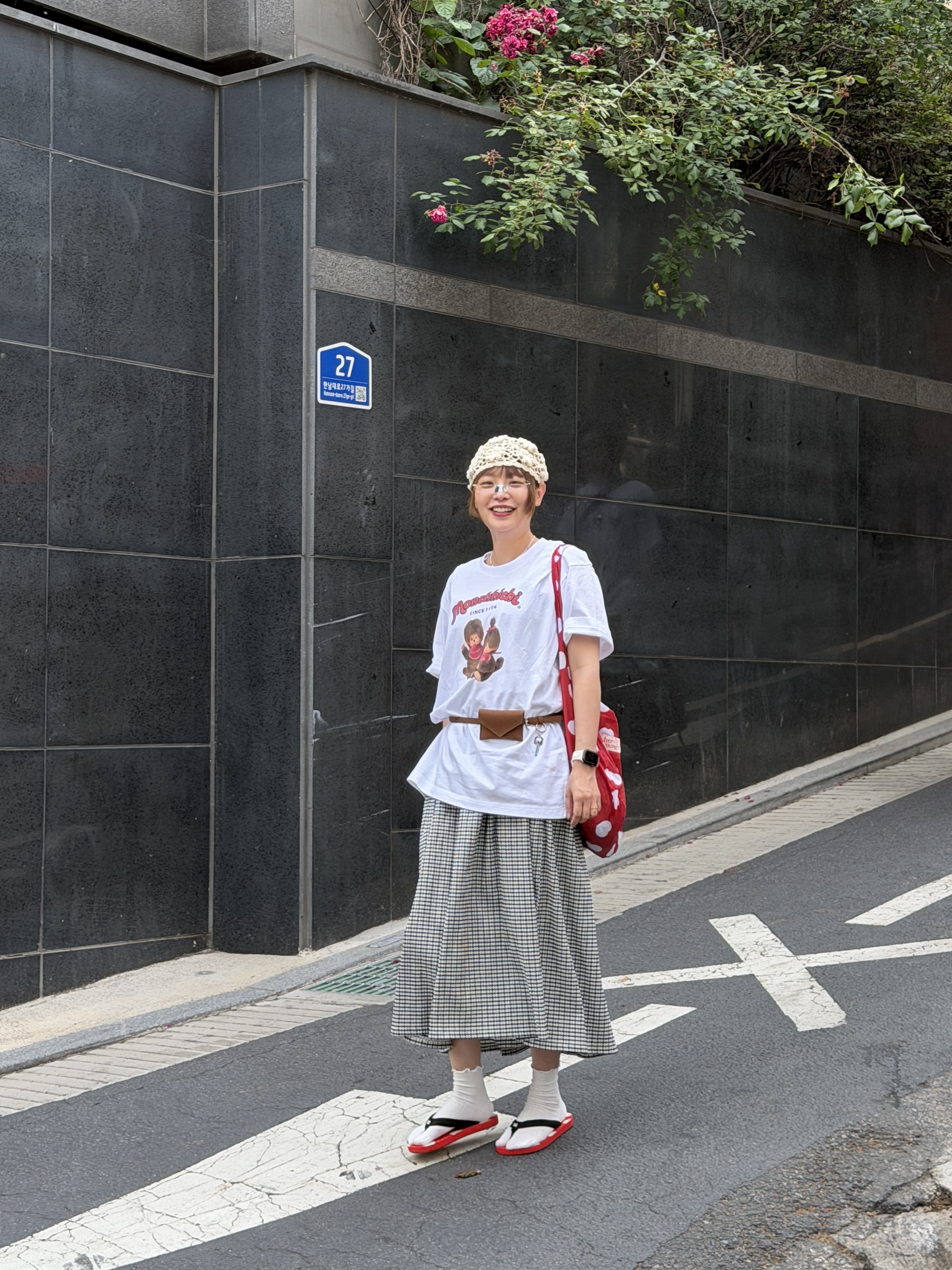 (W) Uniqlo x Cecilie Bahnsen Shirring Dress Off White, (W) Uniqlo UT x Monchhichi Graphic Relax Fit T-Shirt Off White 착용 스타일 - 2
