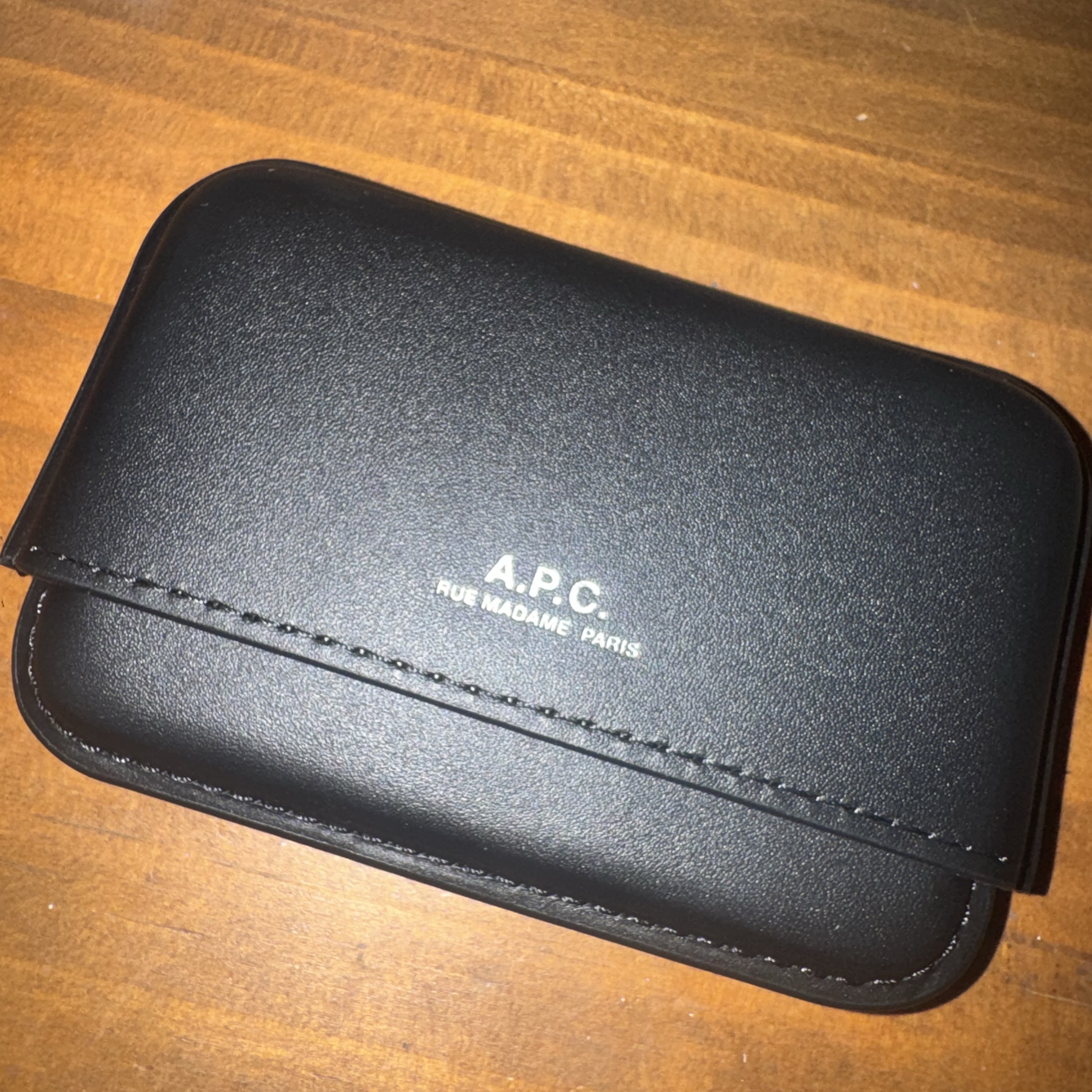 A.P.C. Magna Carta Card Holder Black 착용 스타일