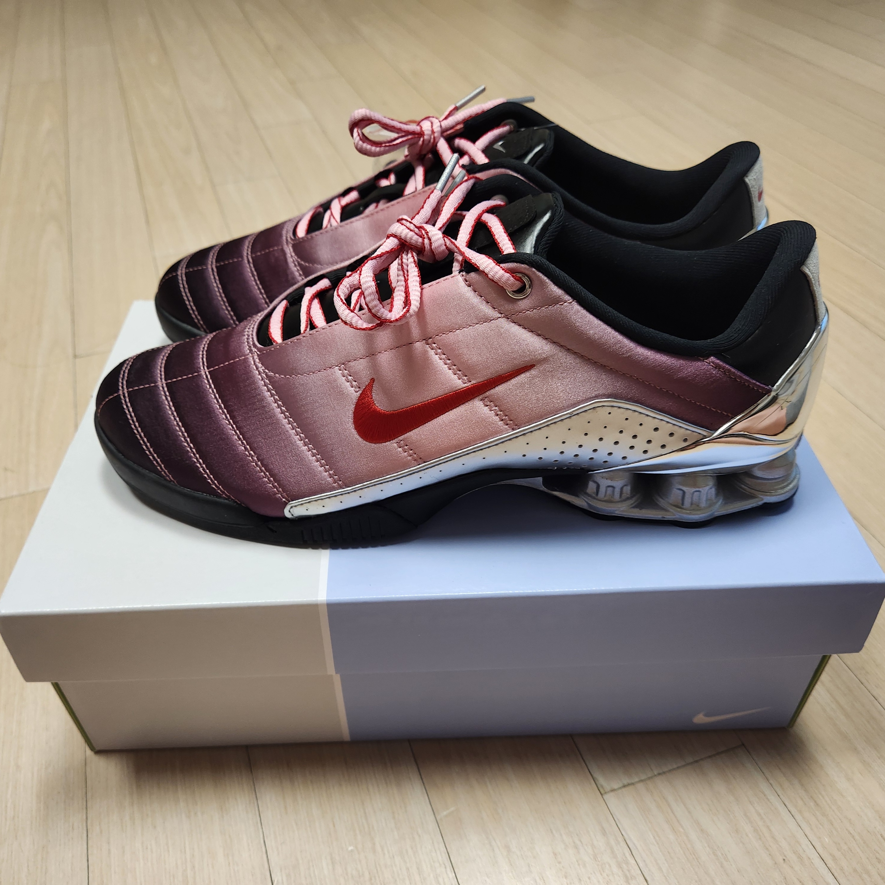 (W) Nike x Forget-me-nots Total 90 Shox Magia Shy Pink and University Red 착용 스타일 - 2