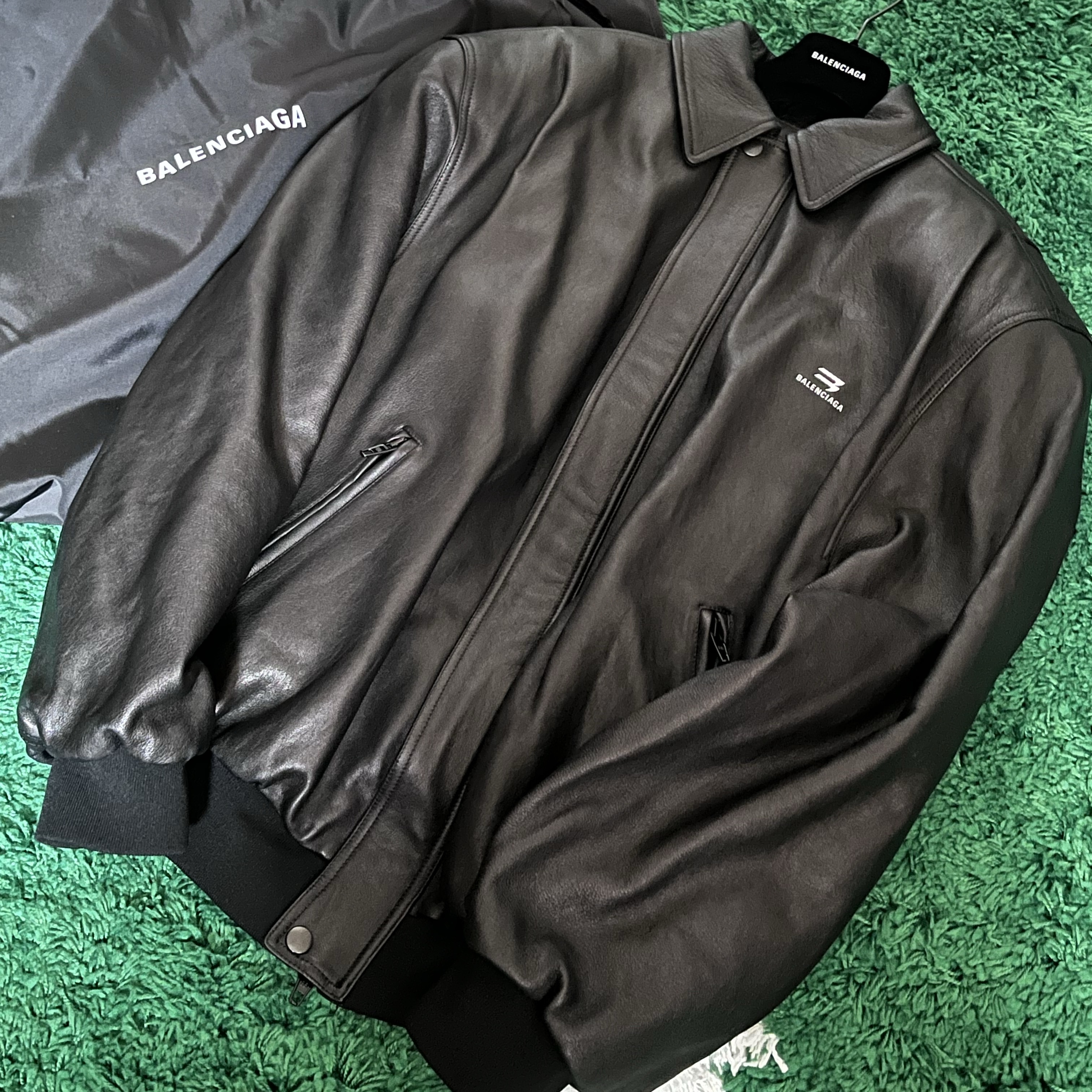 Balenciaga Sporty B Taxi Blouson Black 착용 스타일