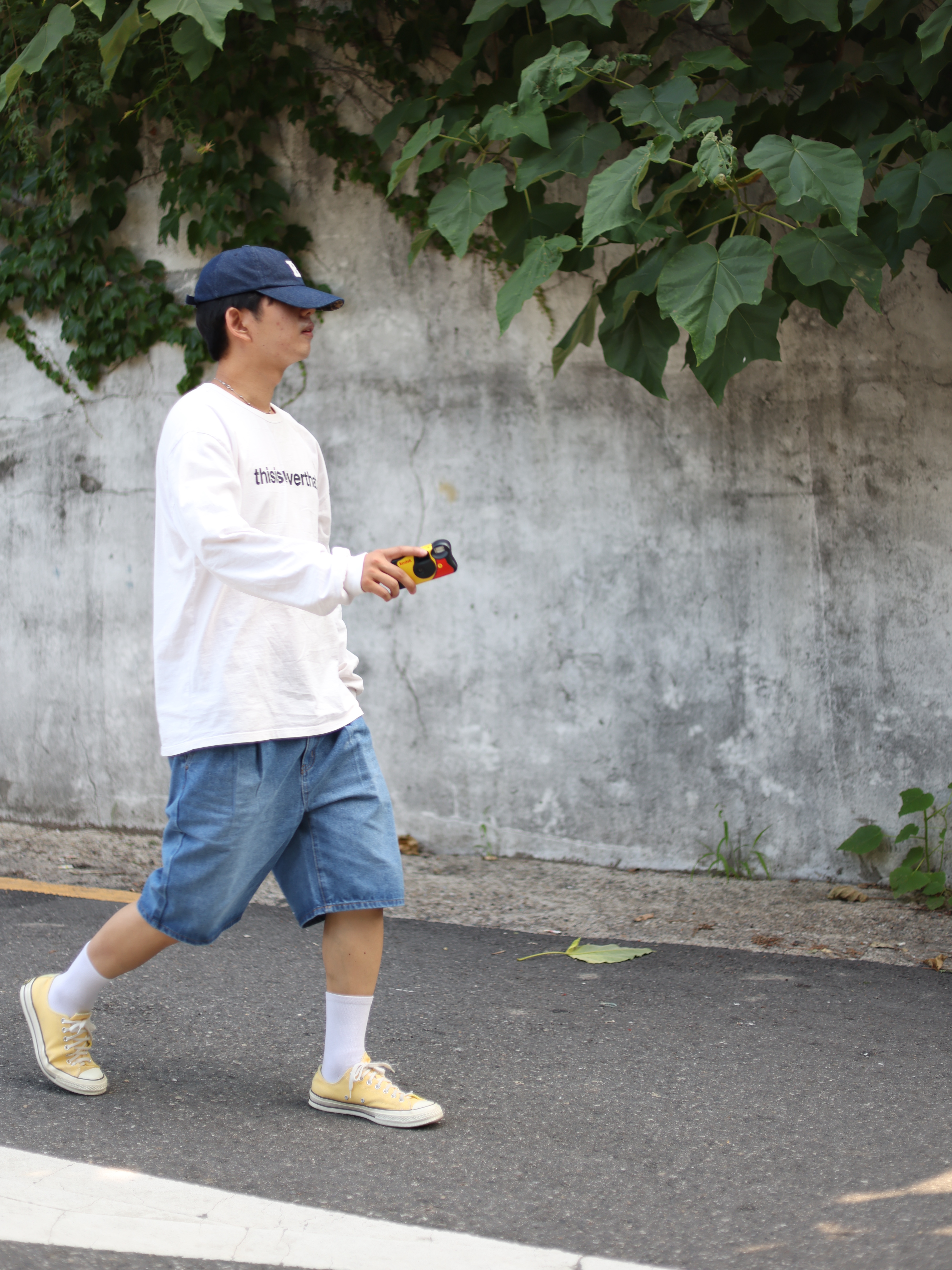 [KREAM 단독][니티드X림박스] Knitted Relaxed Washing Denim Two-Tuck Cinch Back Shorts Washing Blue 착용 스타일 - 2