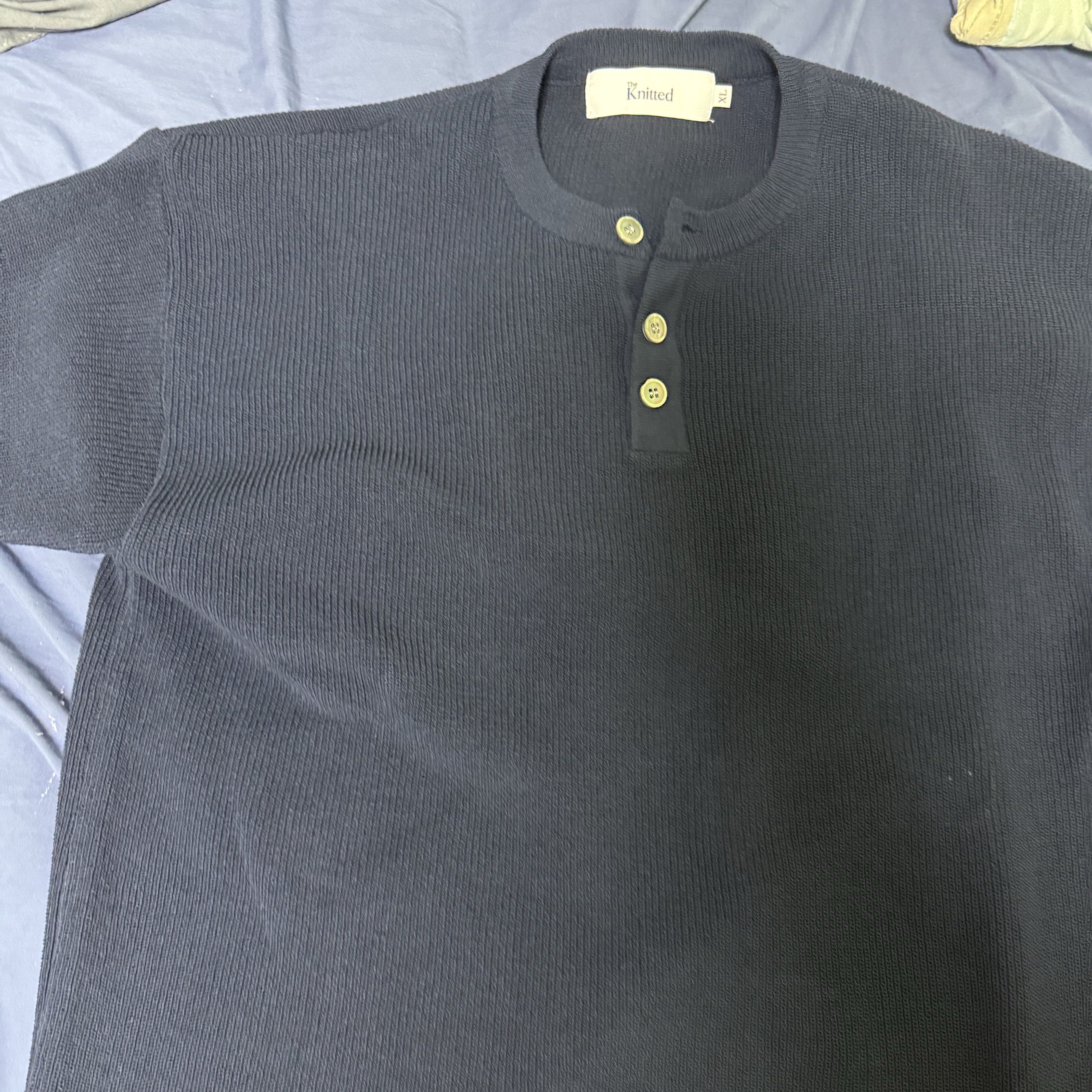 Knitted Shelron Cooling Single Crop Henly-Neck Knit Navy 착용 스타일 - 1