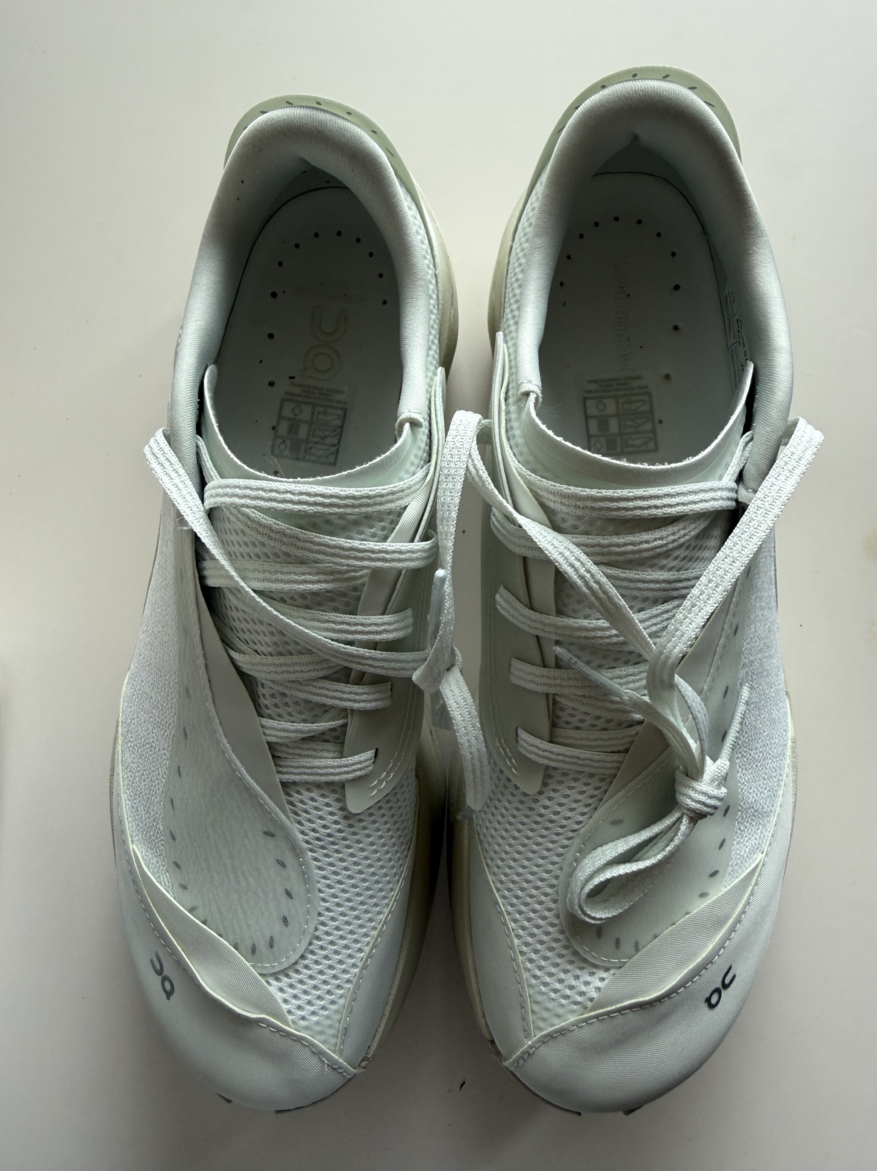 On Running x Post Archive Faction (Paf) Cloudboom Volt White Gale 착용 스타일 - 1