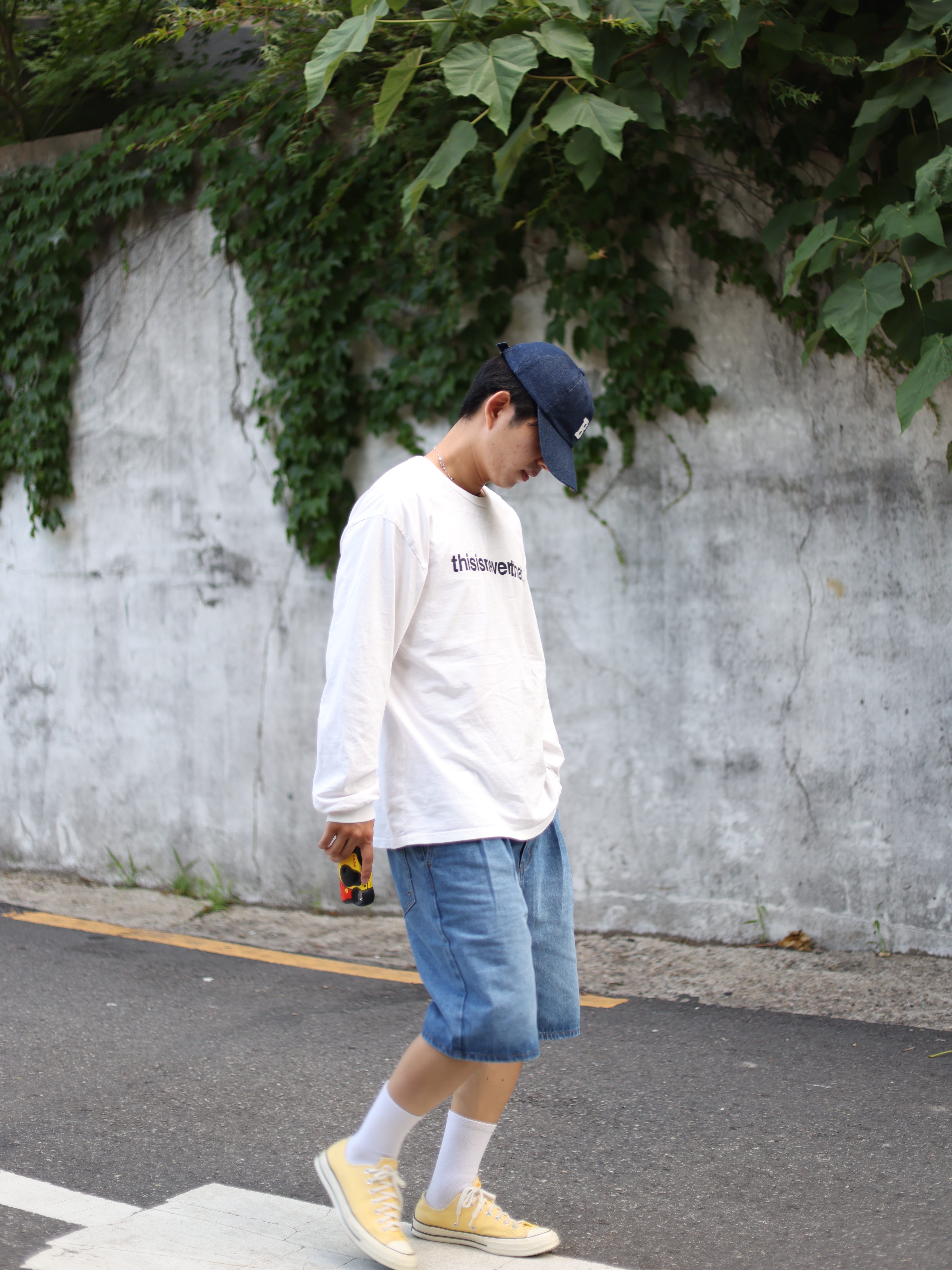 [KREAM 단독][니티드X림박스] Knitted Relaxed Washing Denim Two-Tuck Cinch Back Shorts Washing Blue 착용 스타일 - 3