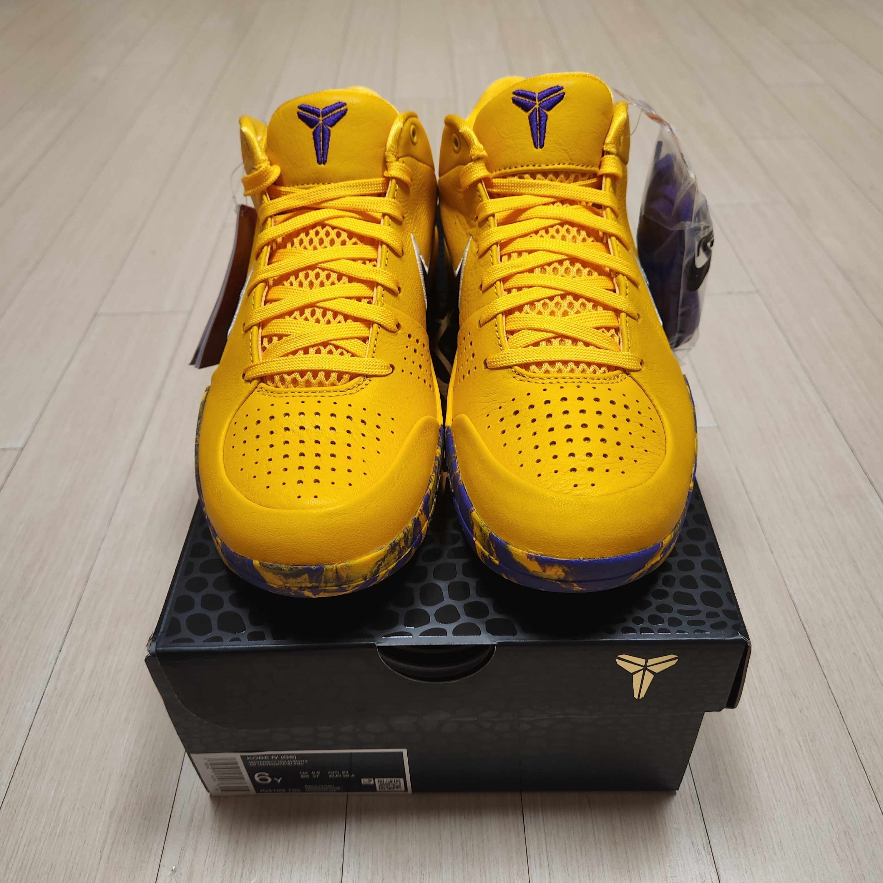 (GS) Nike Kobe 4 Draft Pack University Gold and Fierce Purple 착용 스타일 - 5