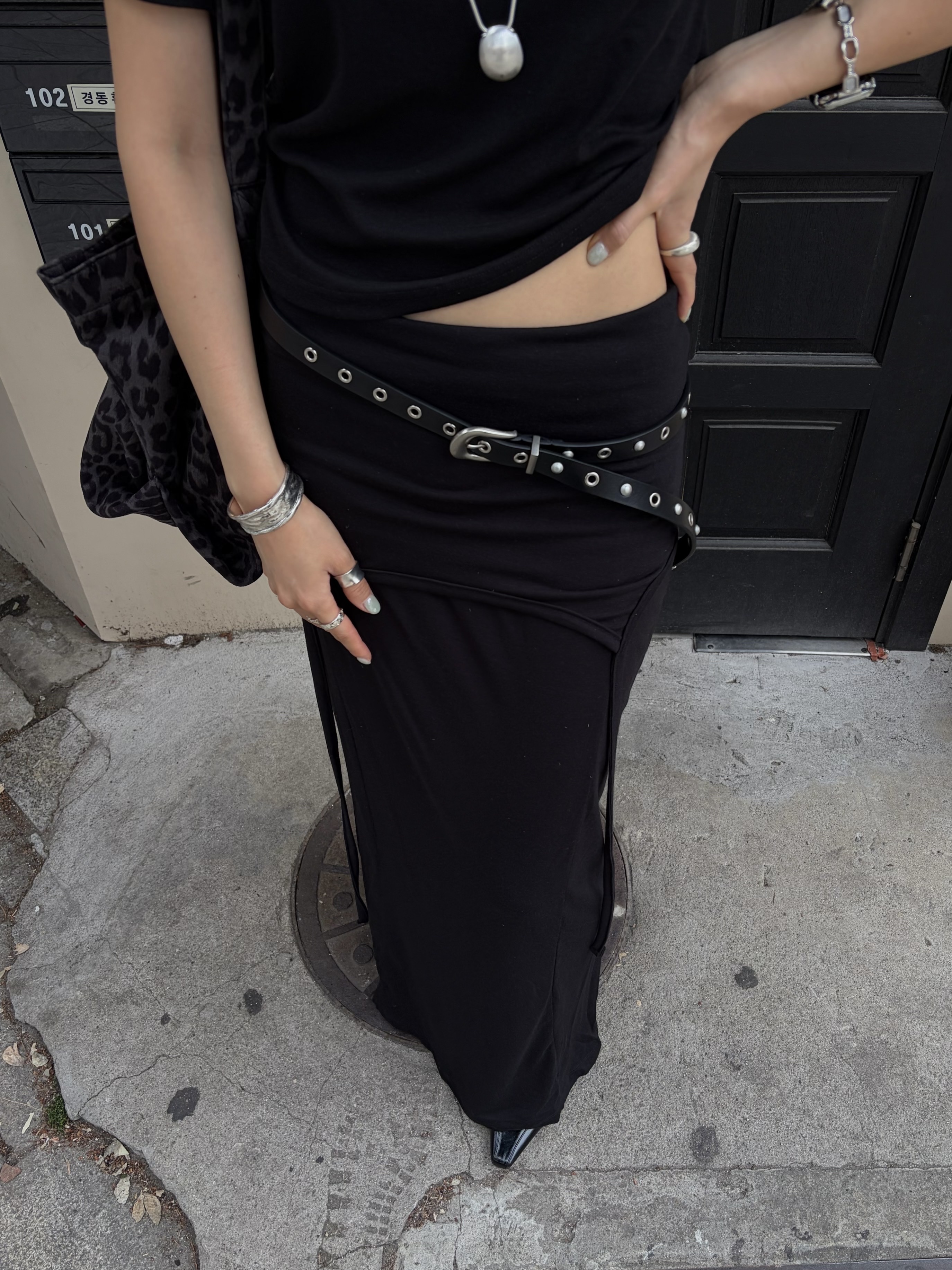 MILLO WOMEN Skinny Leather Western Belt Black 착용 스타일 - 4