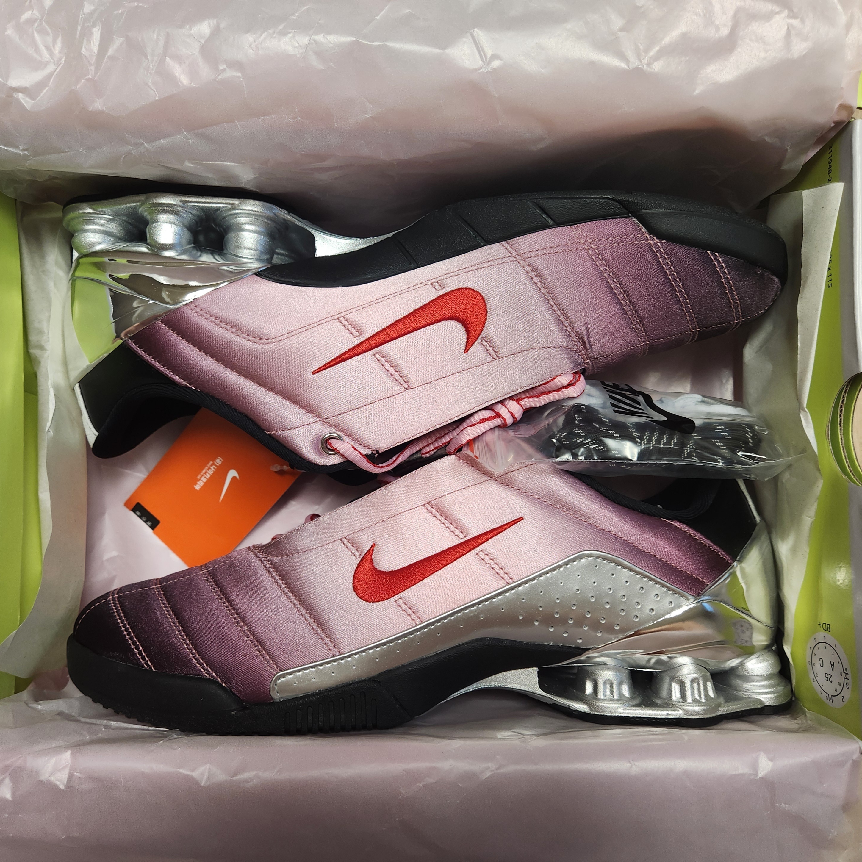 (W) Nike x Forget-me-nots Total 90 Shox Magia Shy Pink and University Red 착용 스타일 - 1