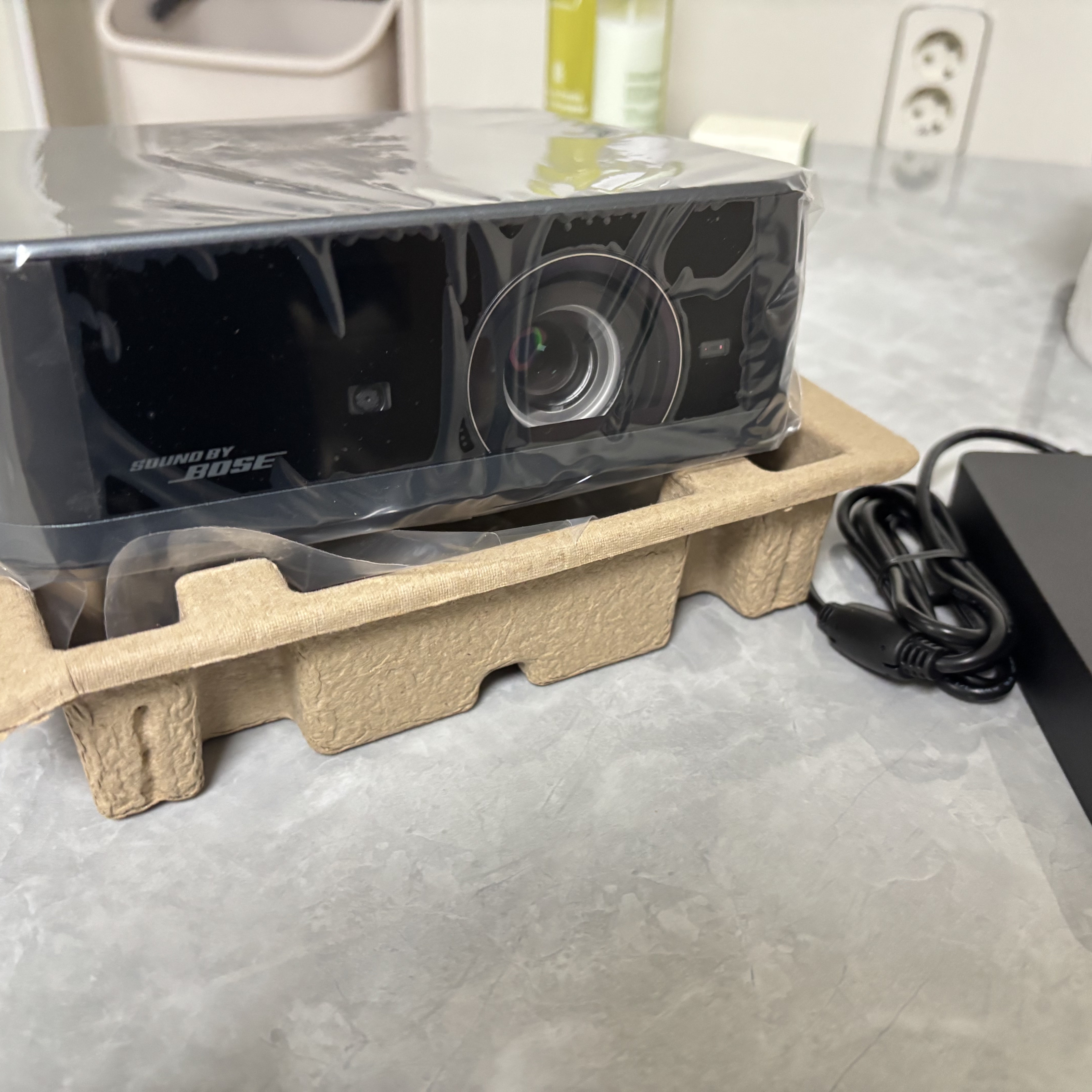 Epson LifeStudio POP Plus EF-62B Mini Projector UHD · 700 ISO Lumens · Triple-Core Engine · BOSE Sound 착용 스타일 - 1